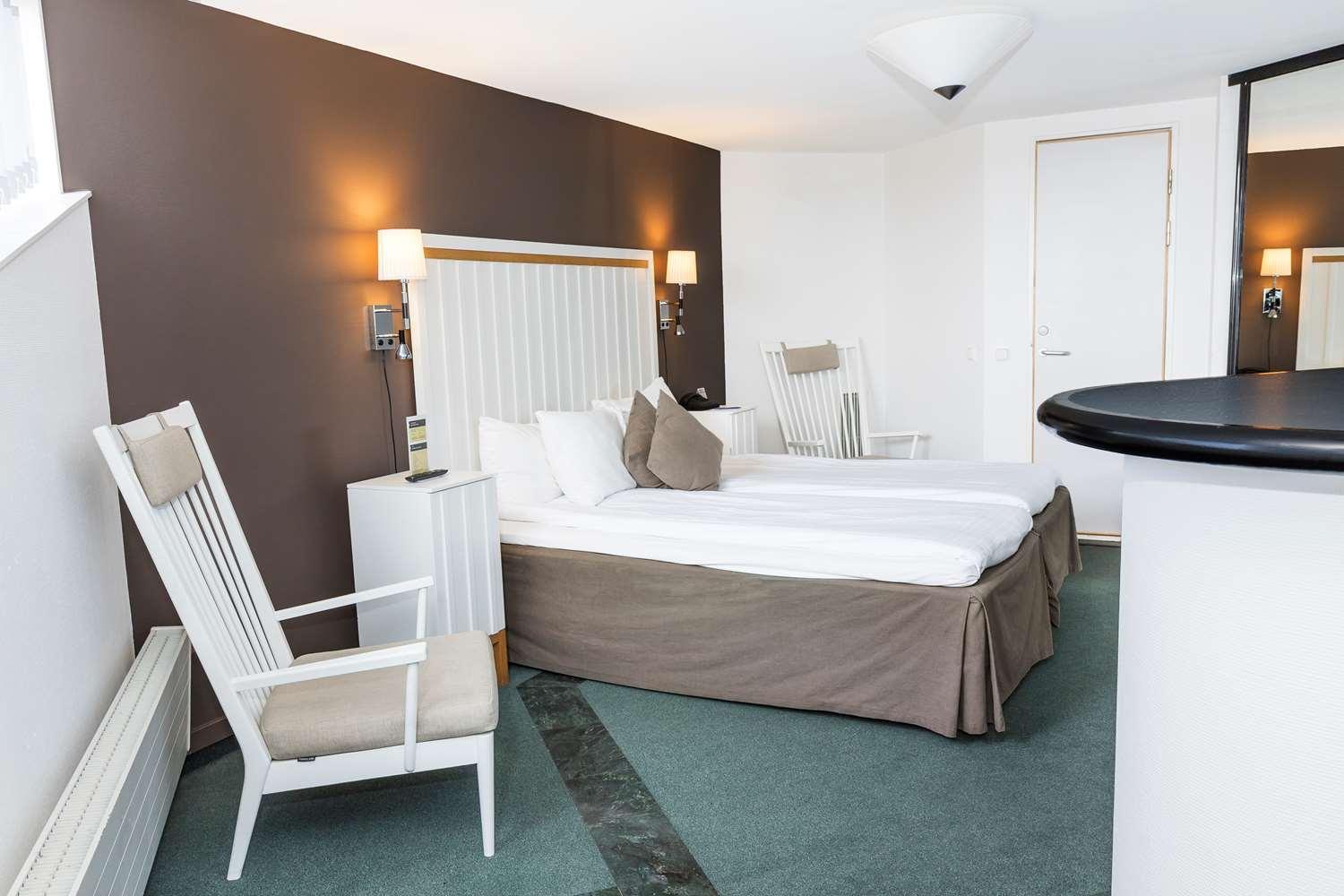 King Suite - Top Floor/Non-Smoking - Photo 6