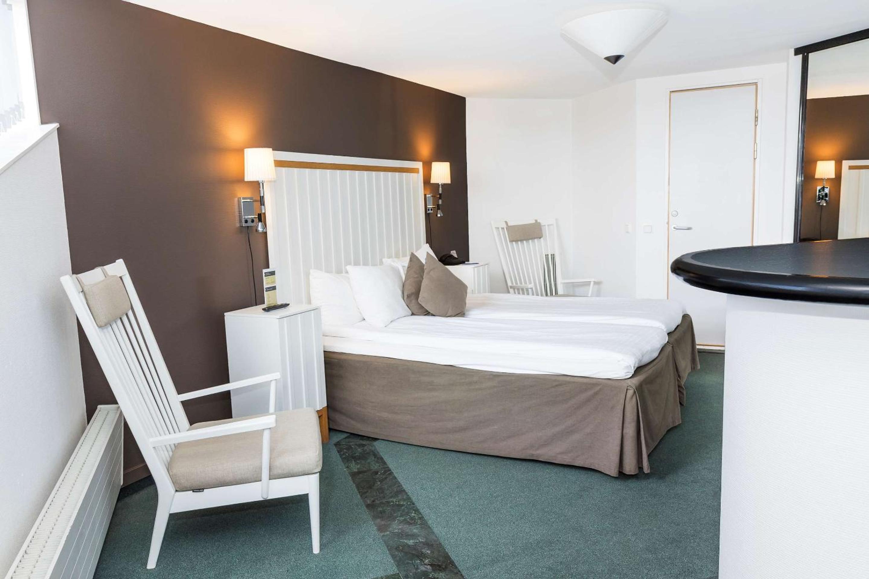 King Suite - Top Floor/Non-Smoking - Photo 12
