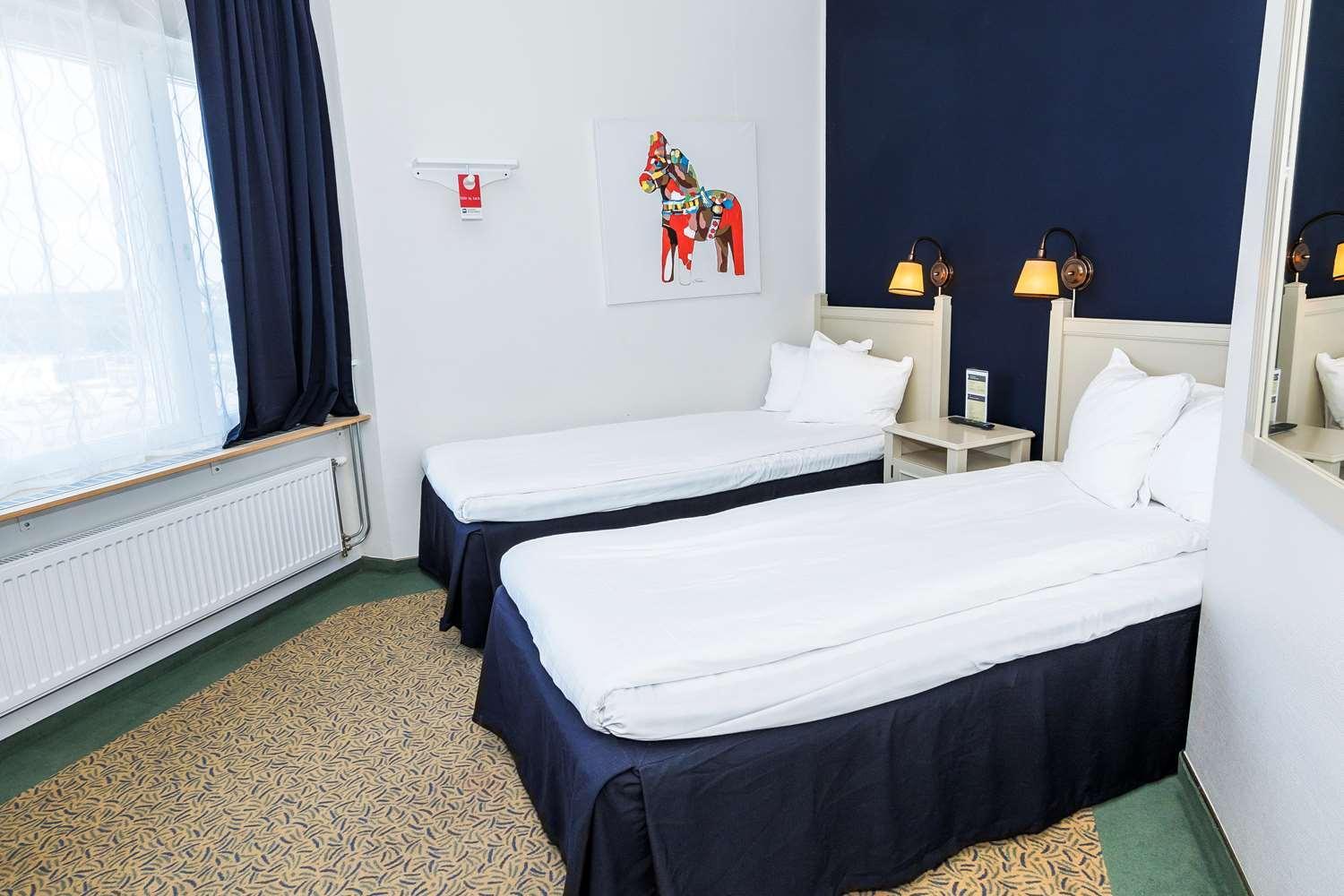 Standard Quadruple Room with Two Single Beds - Non-Smoking - Photo 12