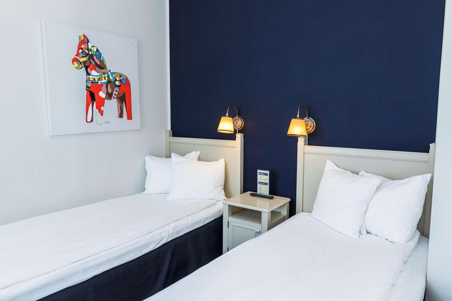 Standard Quadruple Room with Two Single Beds - Non-Smoking - Photo 11