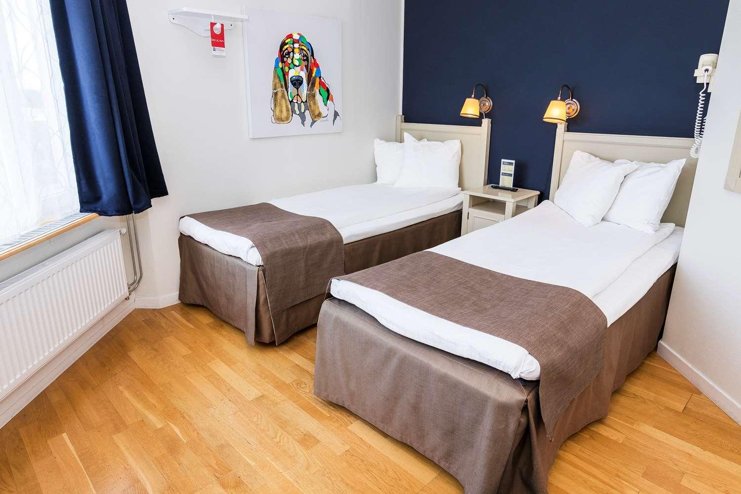 Standard Quadruple Room with Two Single Beds - Non-Smoking - Photo 14