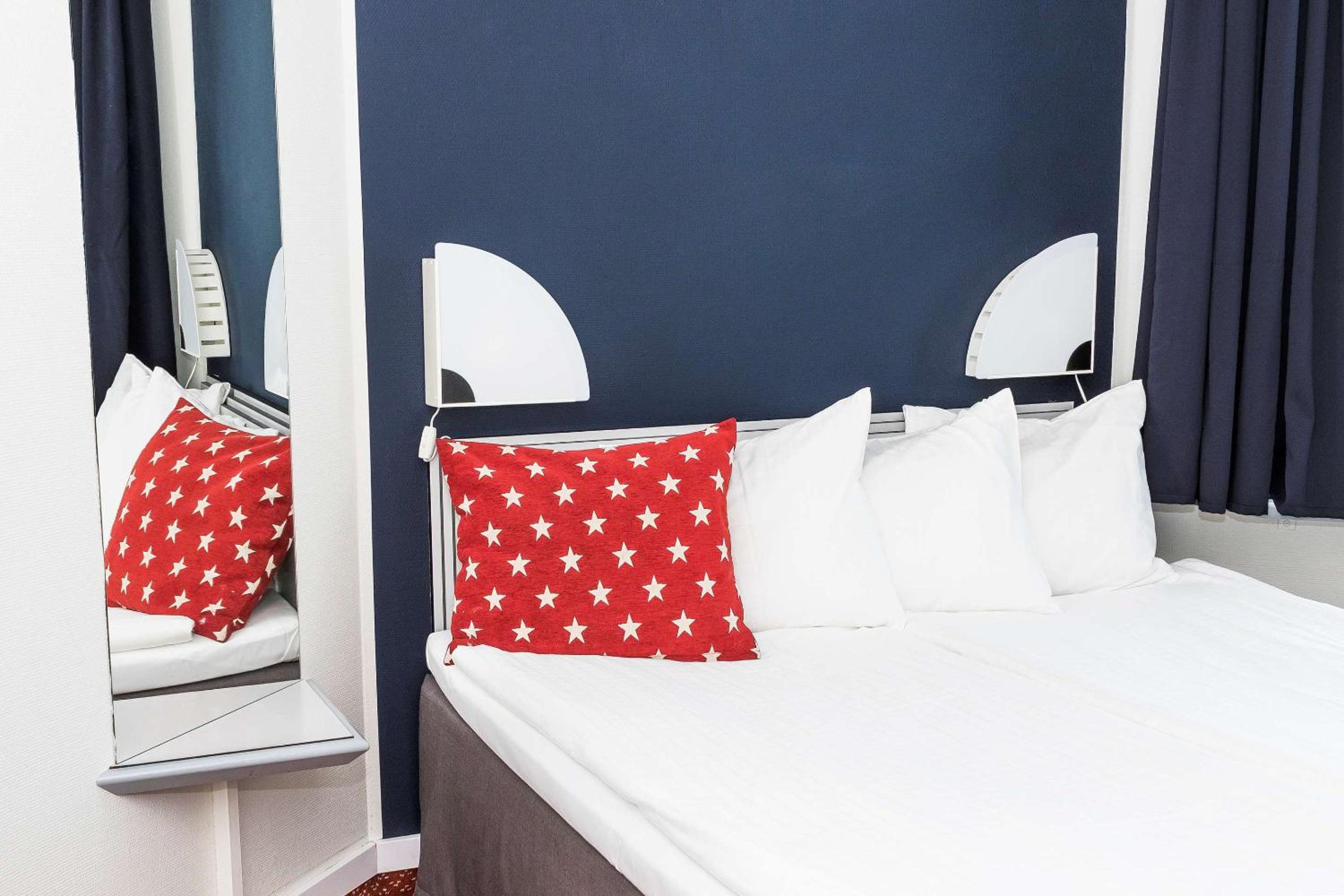 Family Room with Queen Bed - Non-Smoking - Photo 12