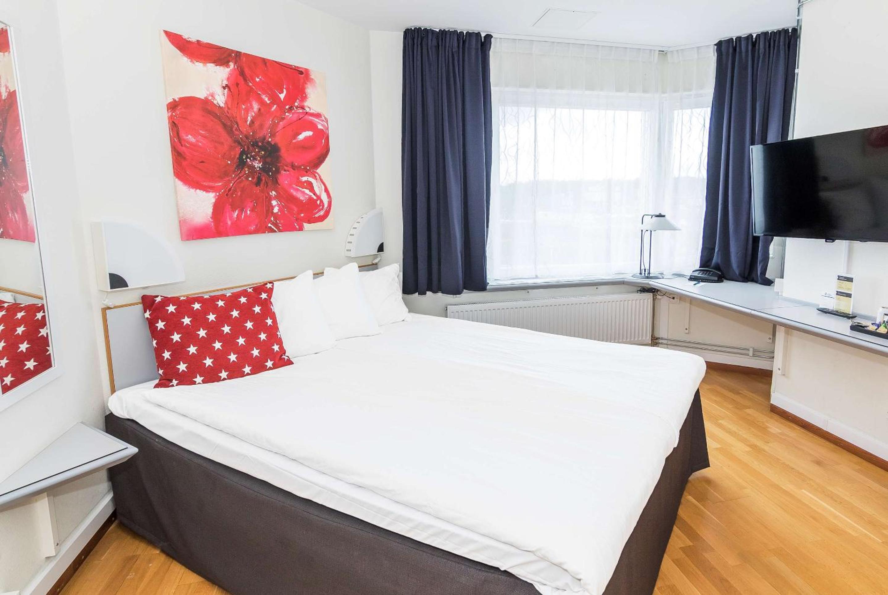 Family Room with Queen Bed - Non-Smoking - Photo 8