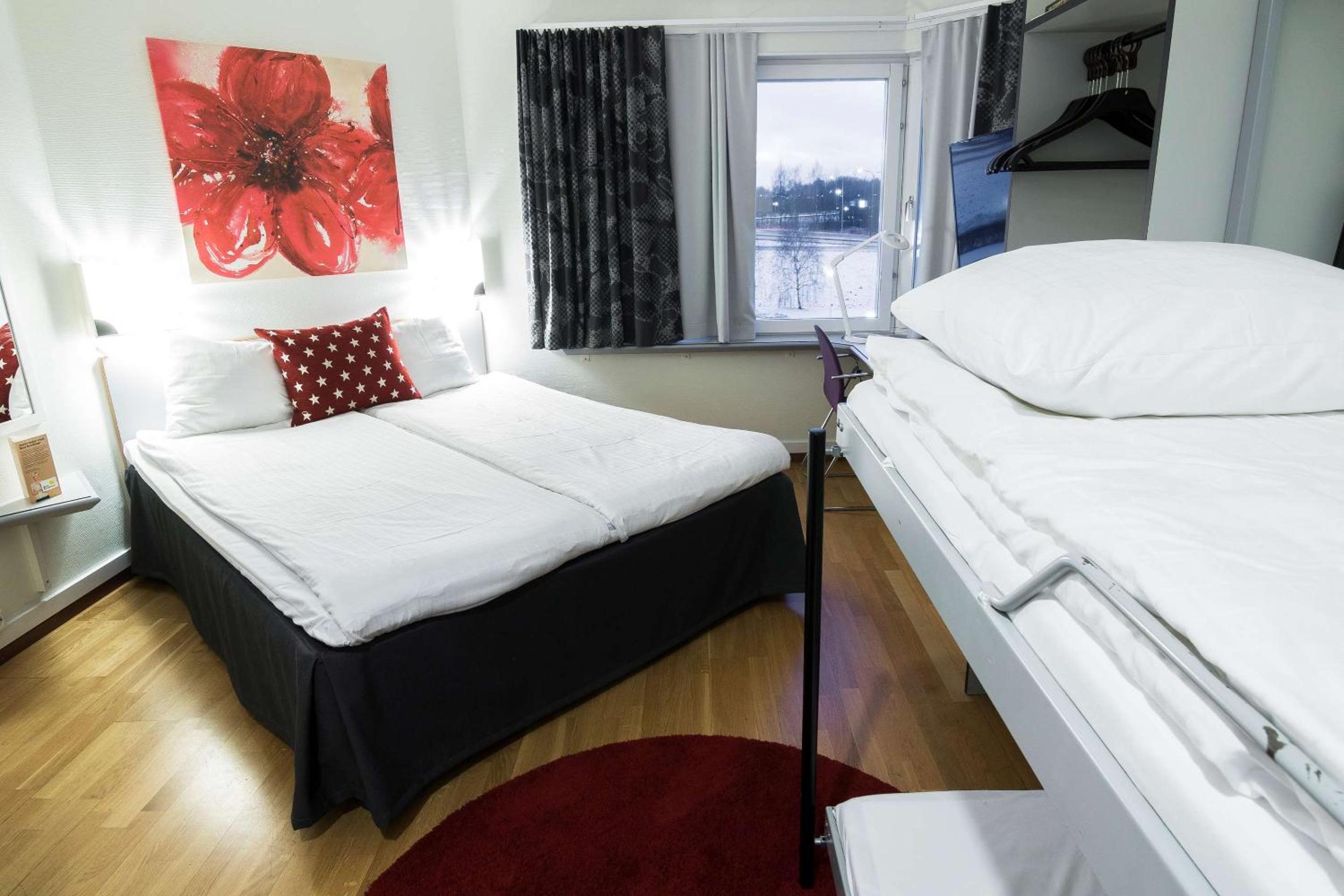 Family Room with Queen Bed - Non-Smoking - Photo 9
