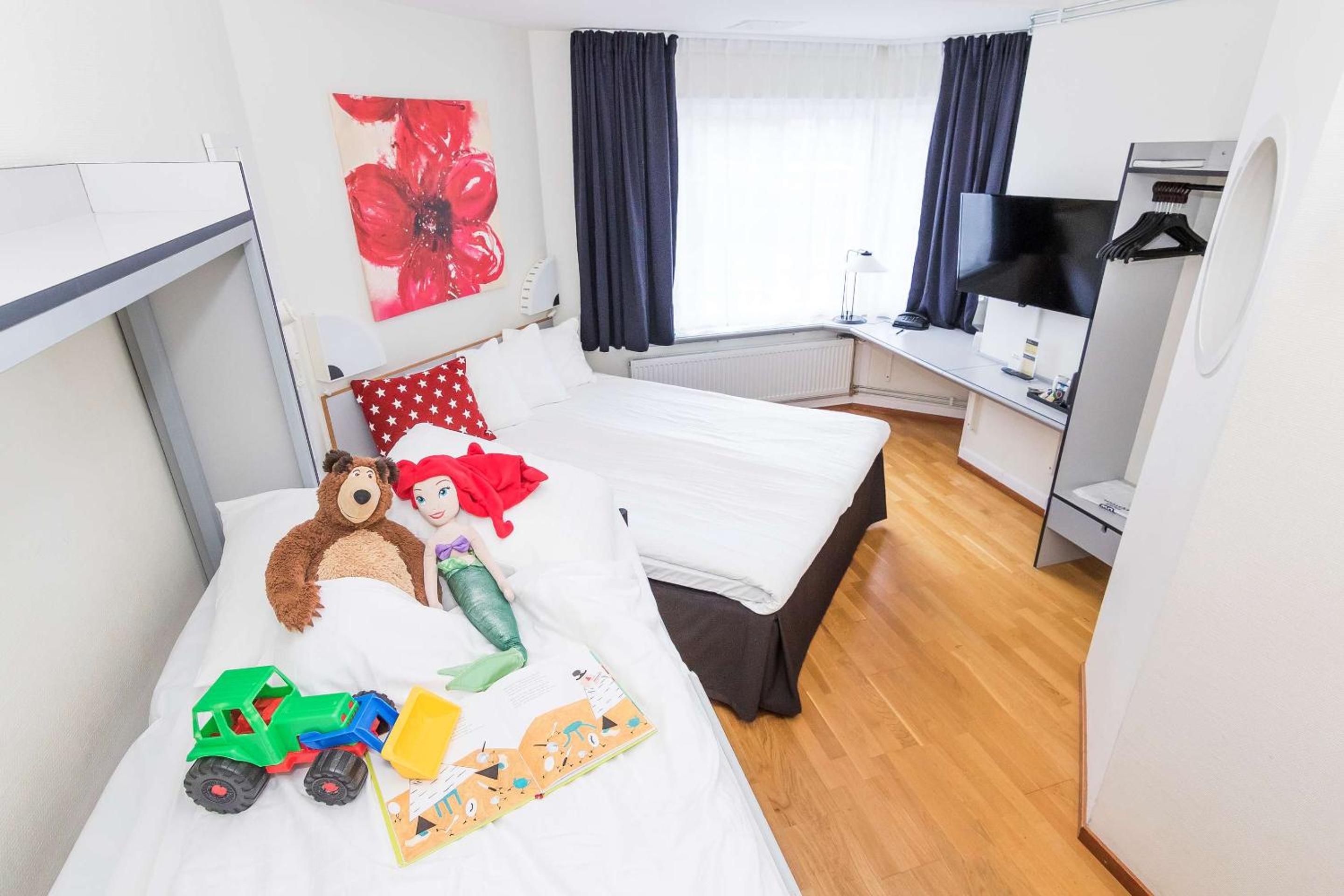 Family Room with Queen Bed - Non-Smoking - Photo 7