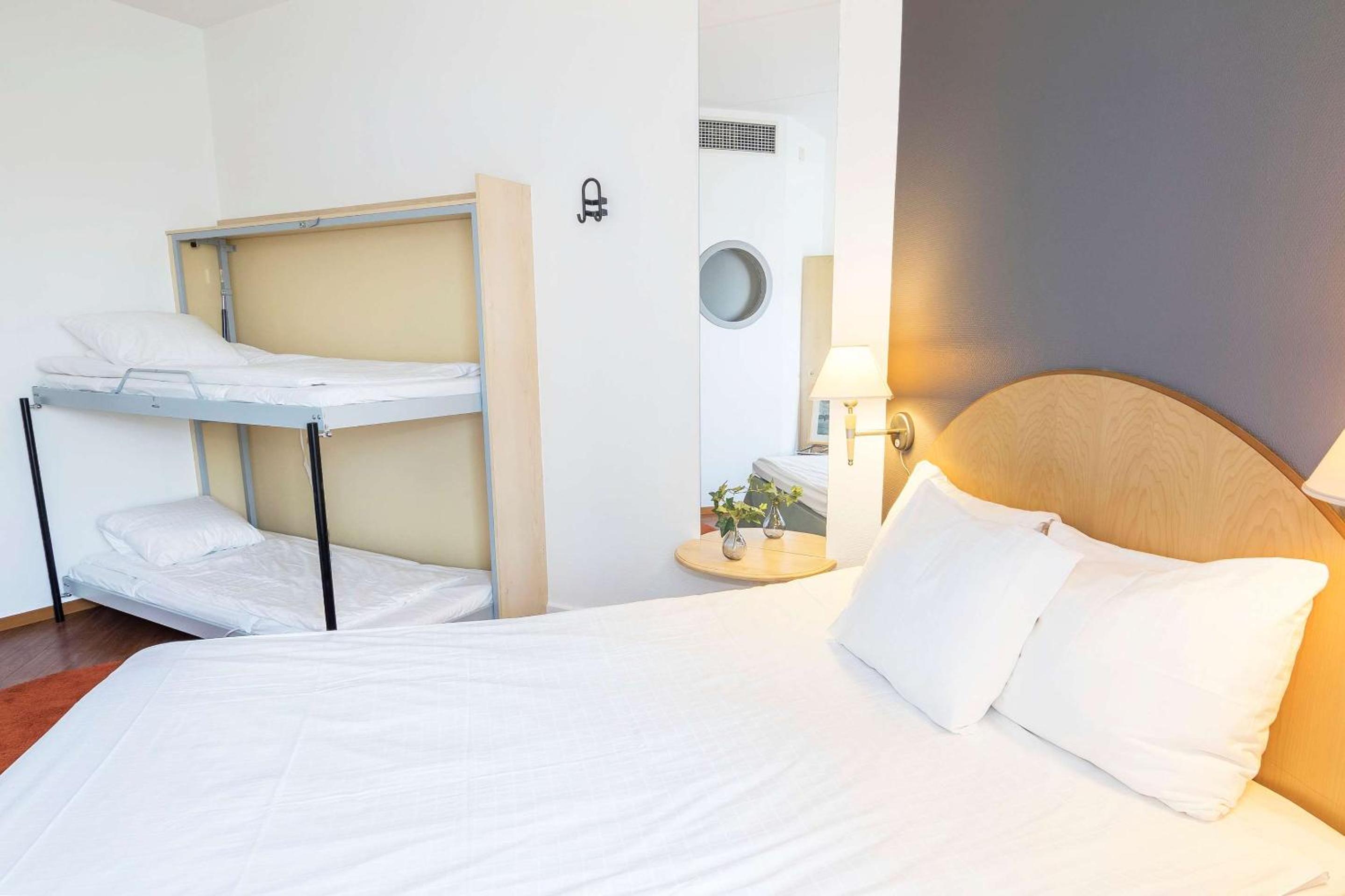Standard Quadruple Room with Double Bed - Pet-Friendly/Non-Smoking - Photo 2