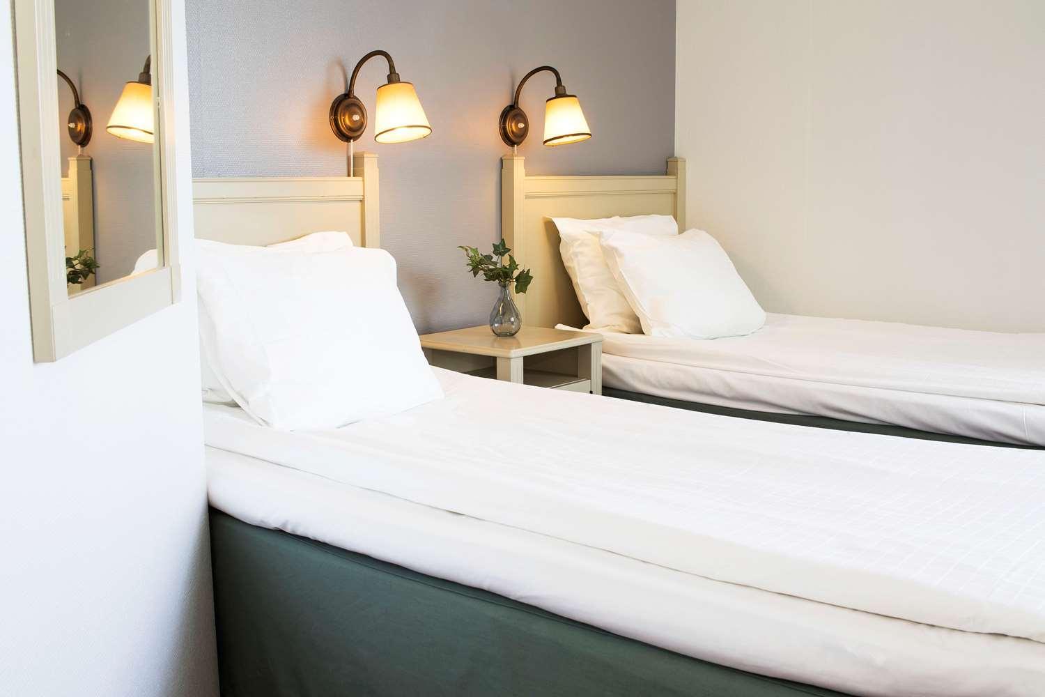 Standard Quadruple Room with Two Single Beds - Pet-Friendly/Non-Smoking - Photo 9