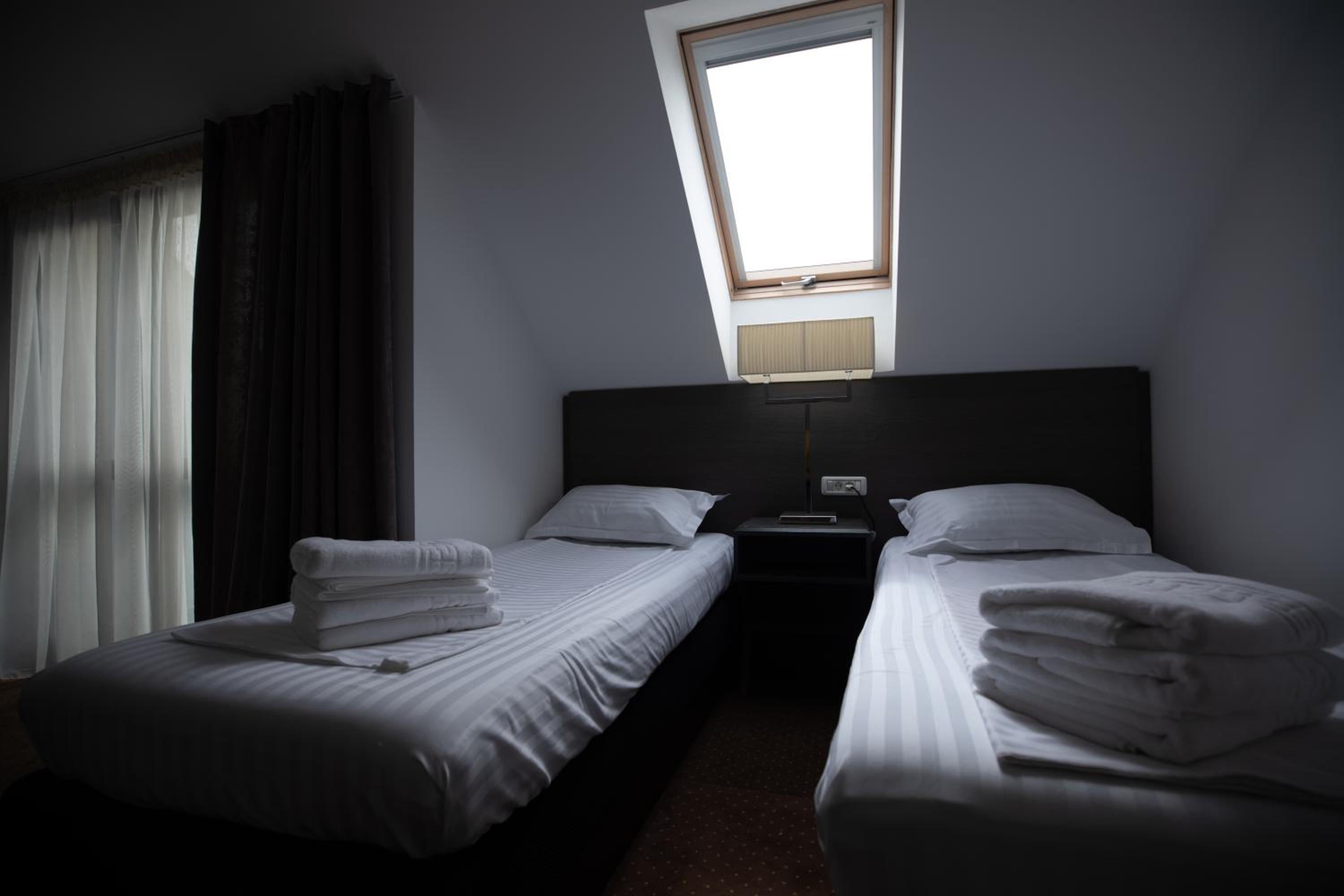 Twin Room with Balcony - Photo 8