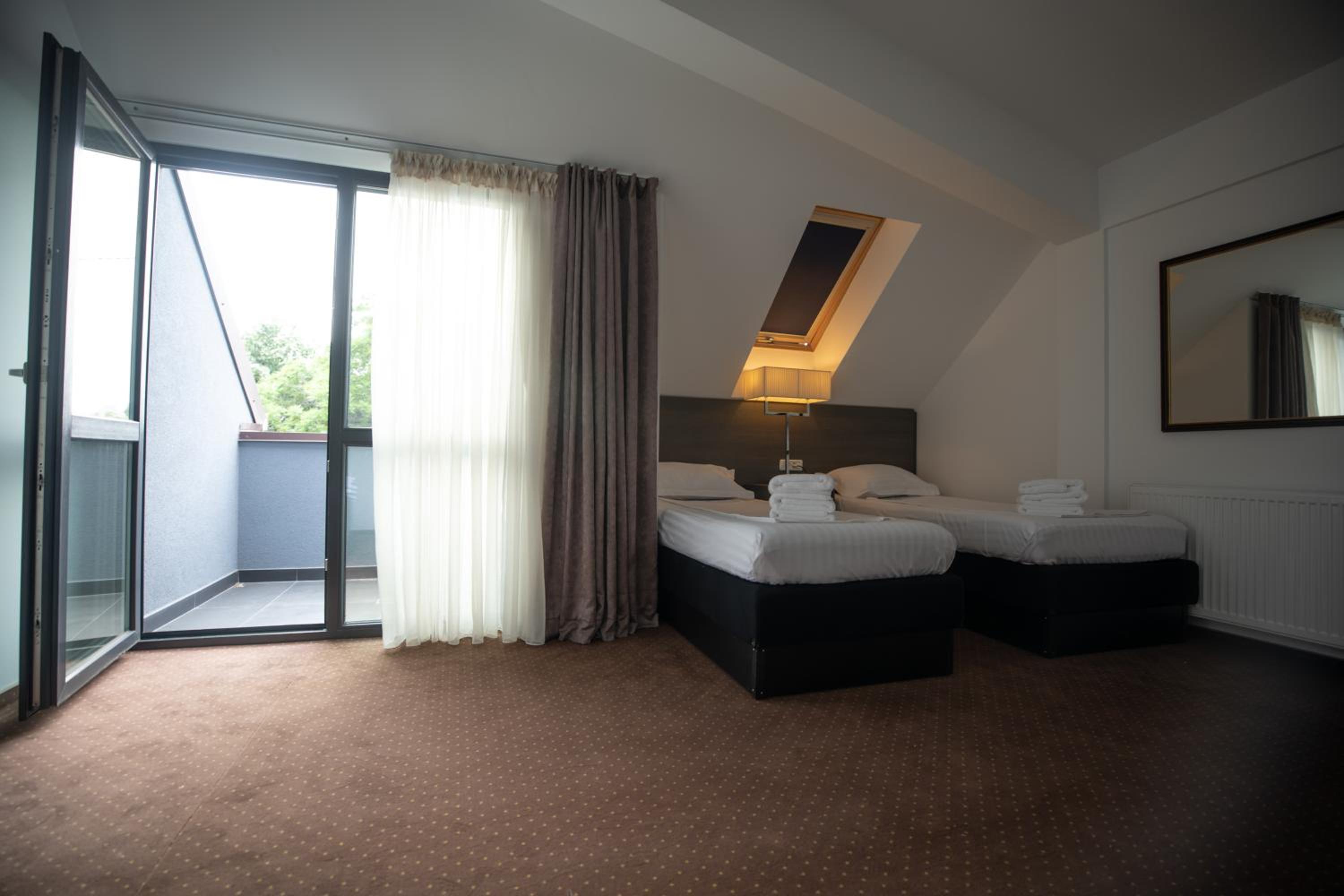Twin Room with Balcony - Photo 4