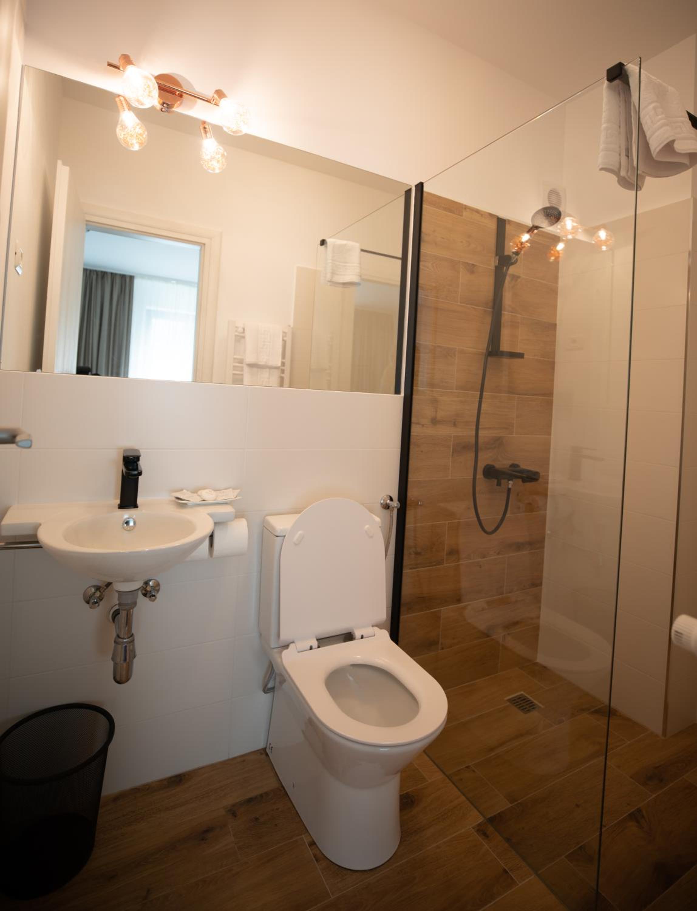 Twin Room with Balcony - Photo 3