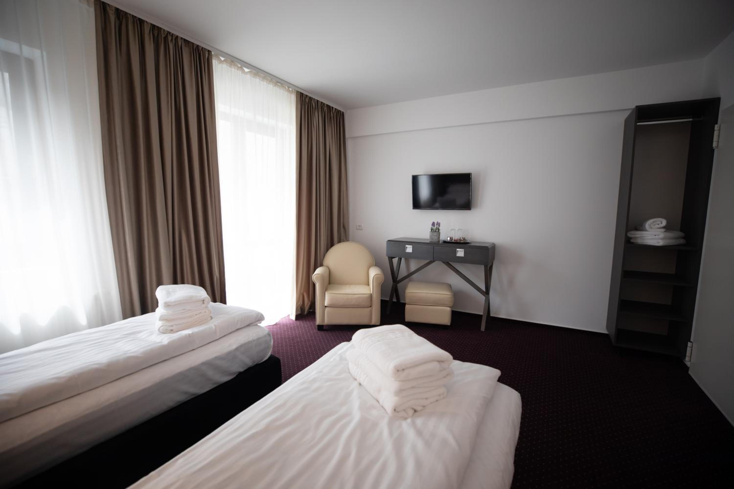 Twin Room with Balcony - Photo 11
