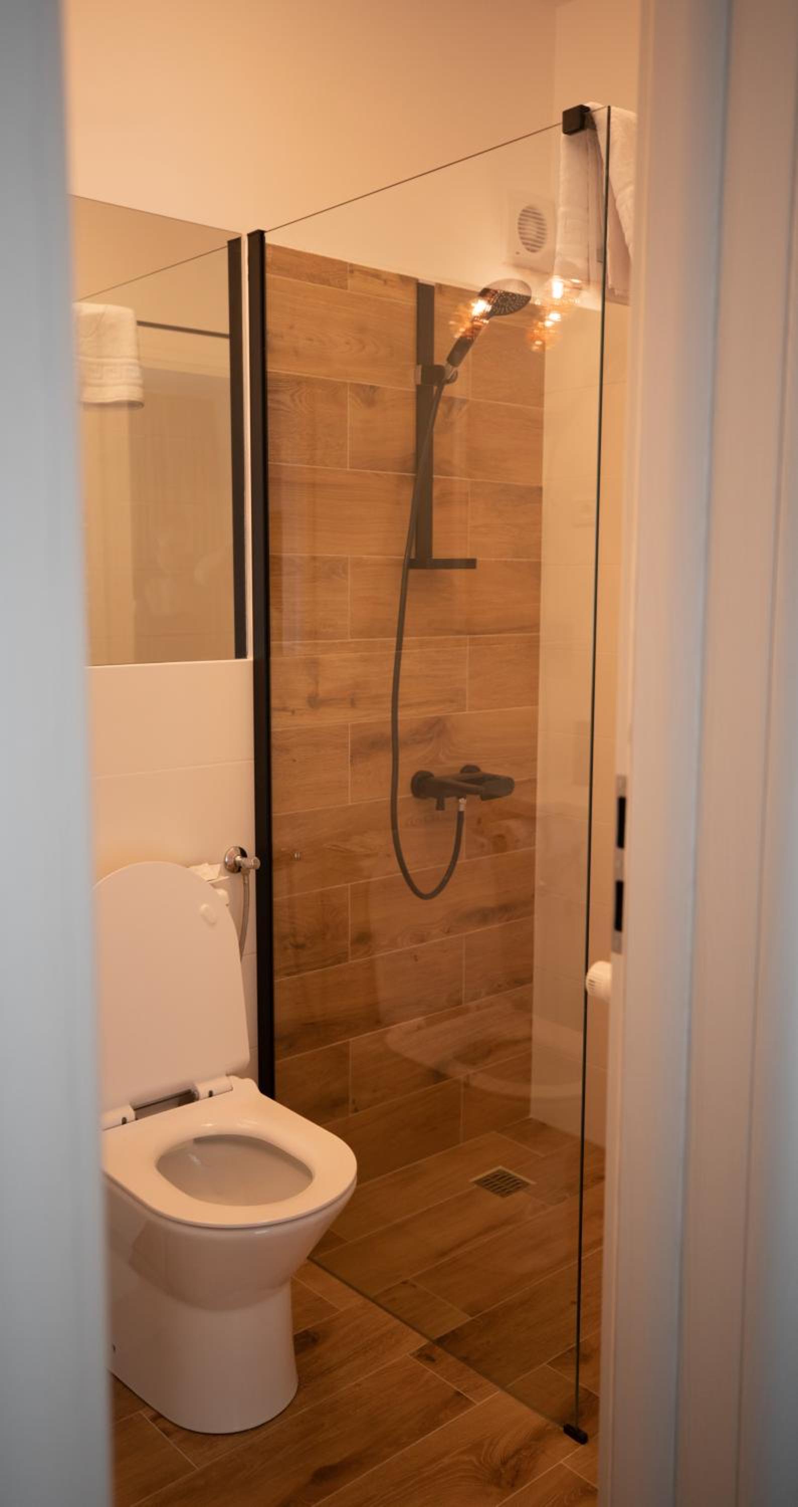 Twin Room with Balcony - Photo 7