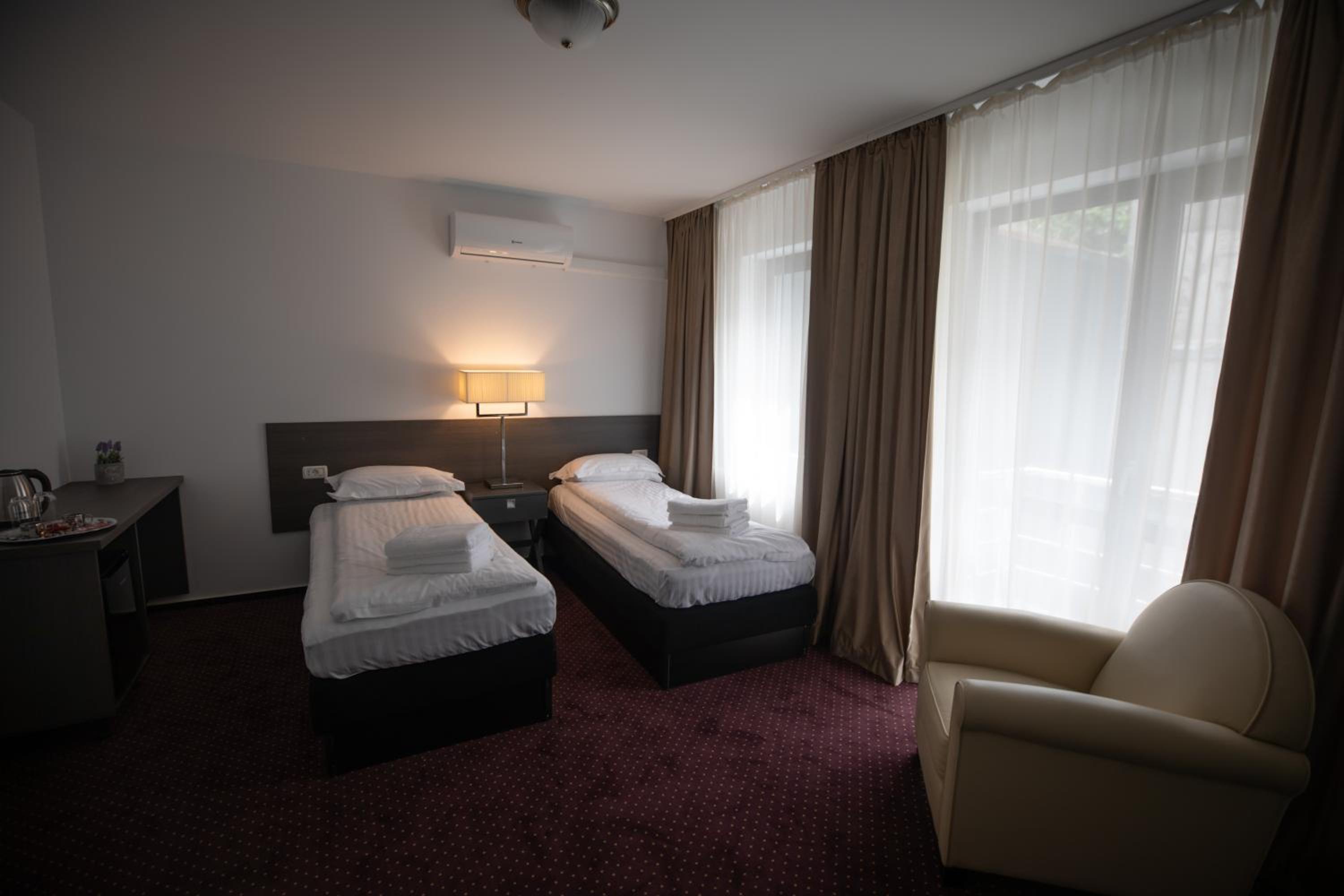 Twin Room with Balcony - Photo 6