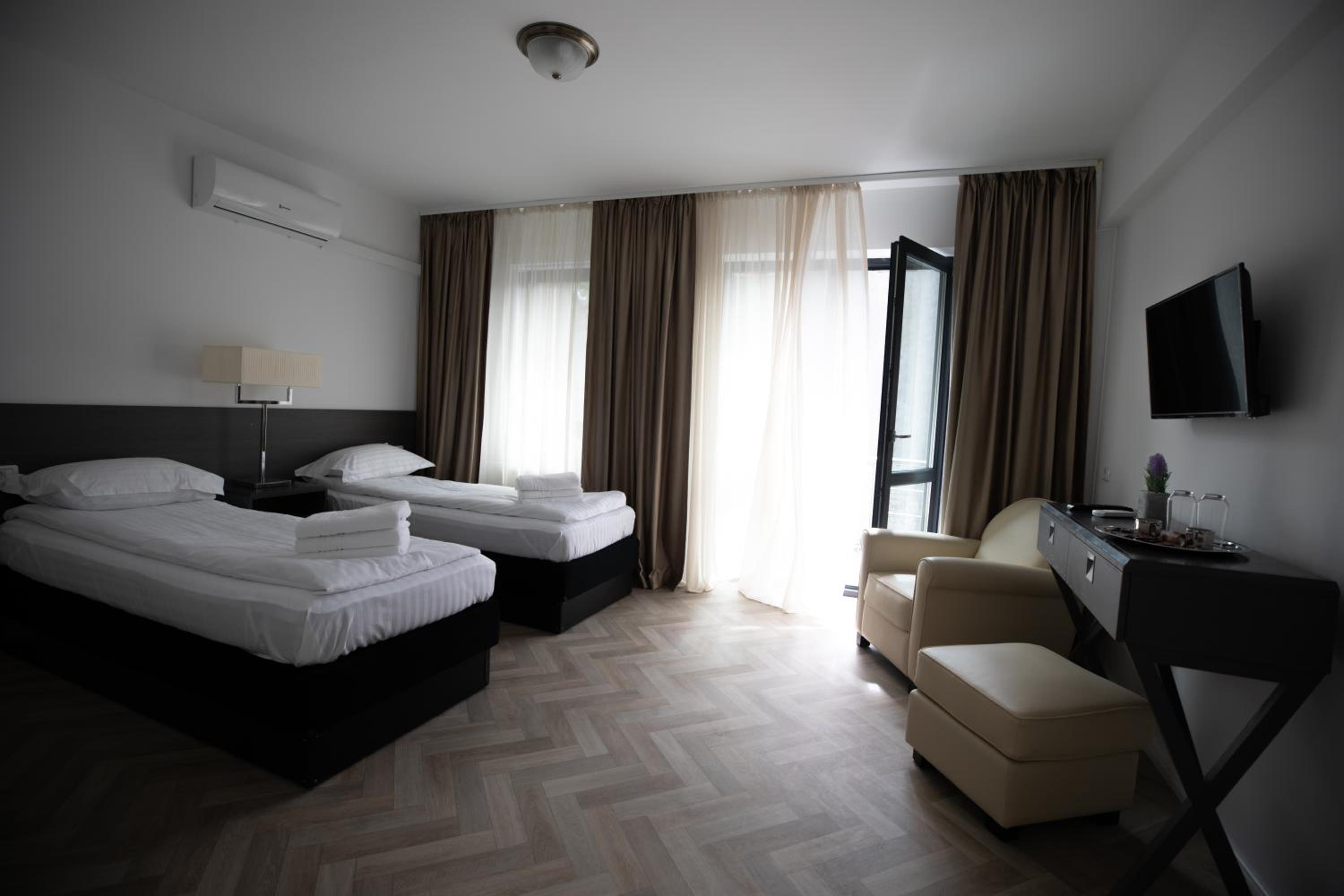 Twin Room with Balcony - Photo 1
