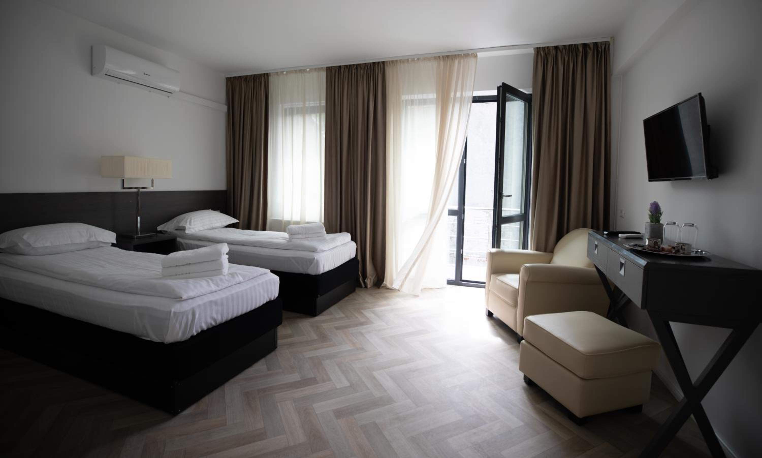 Twin Room with Balcony - Photo 5