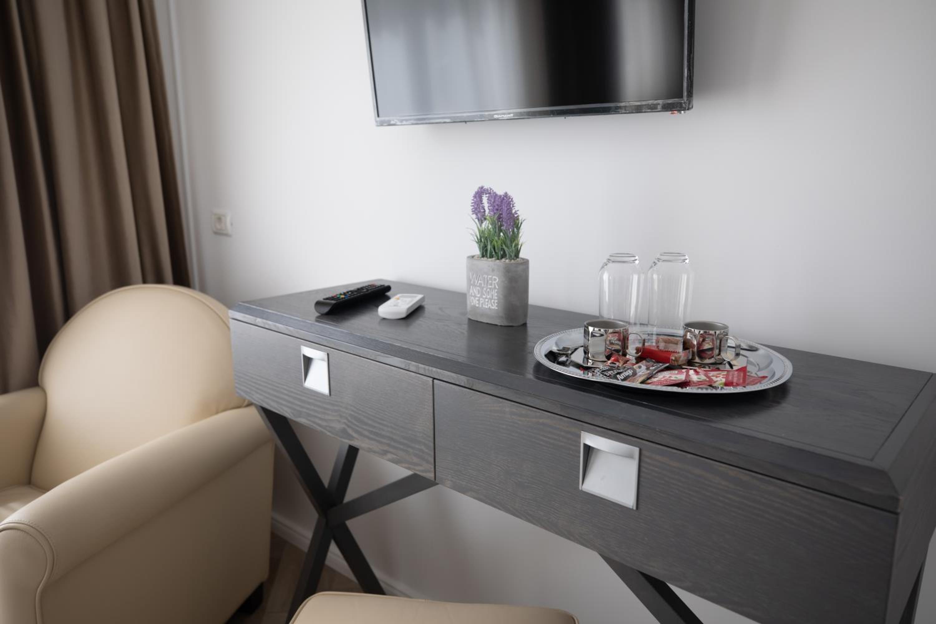 Twin Room with Balcony - Photo 23