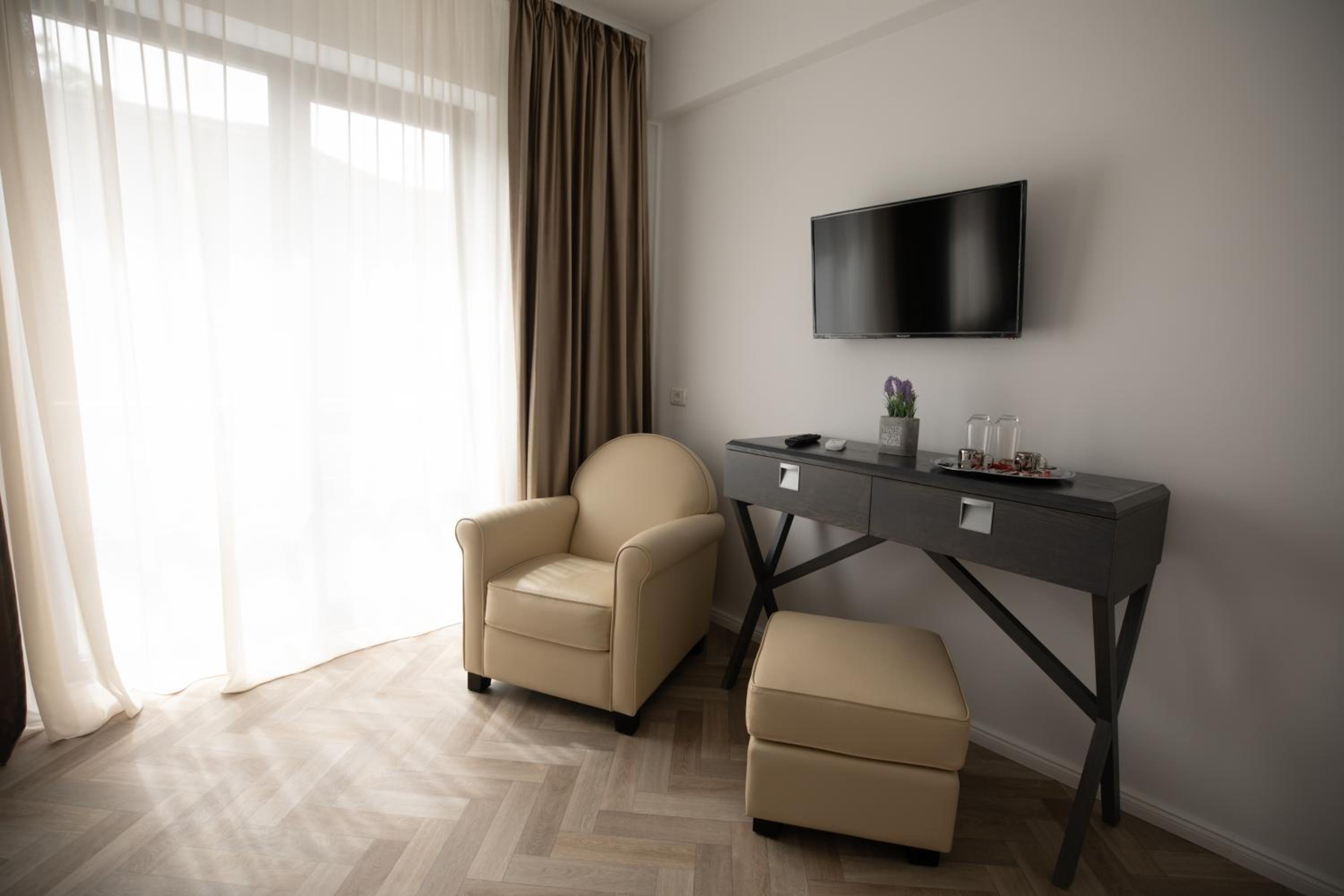 Twin Room with Balcony - Photo 22