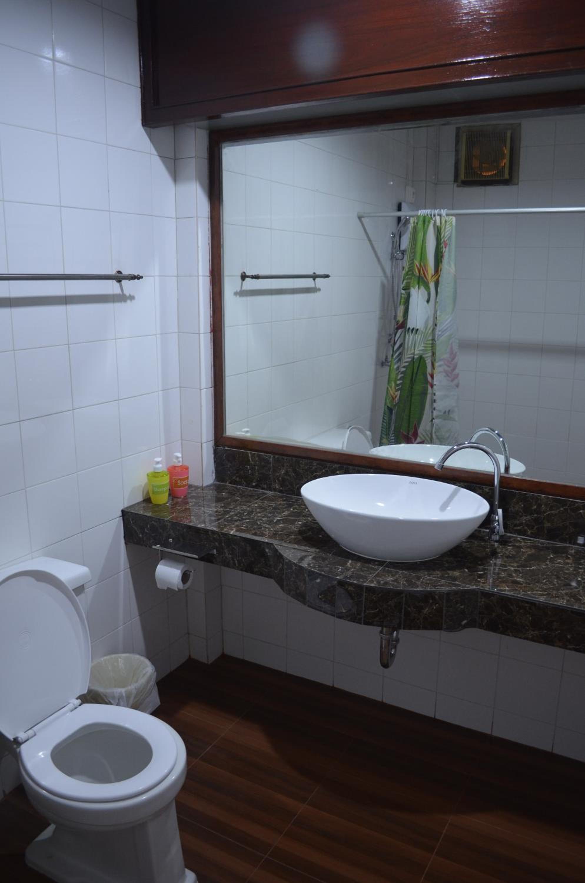 Double Room with Private Bathroom - Photo 12