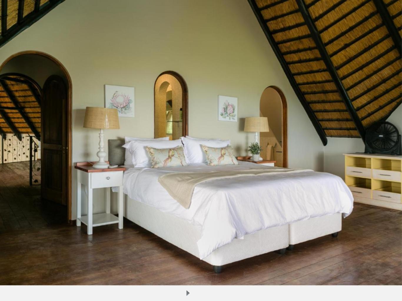 King Room with a Balcony - Photo 3