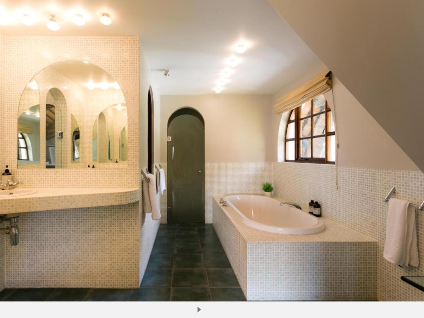 King Room with a Balcony - Photo 5
