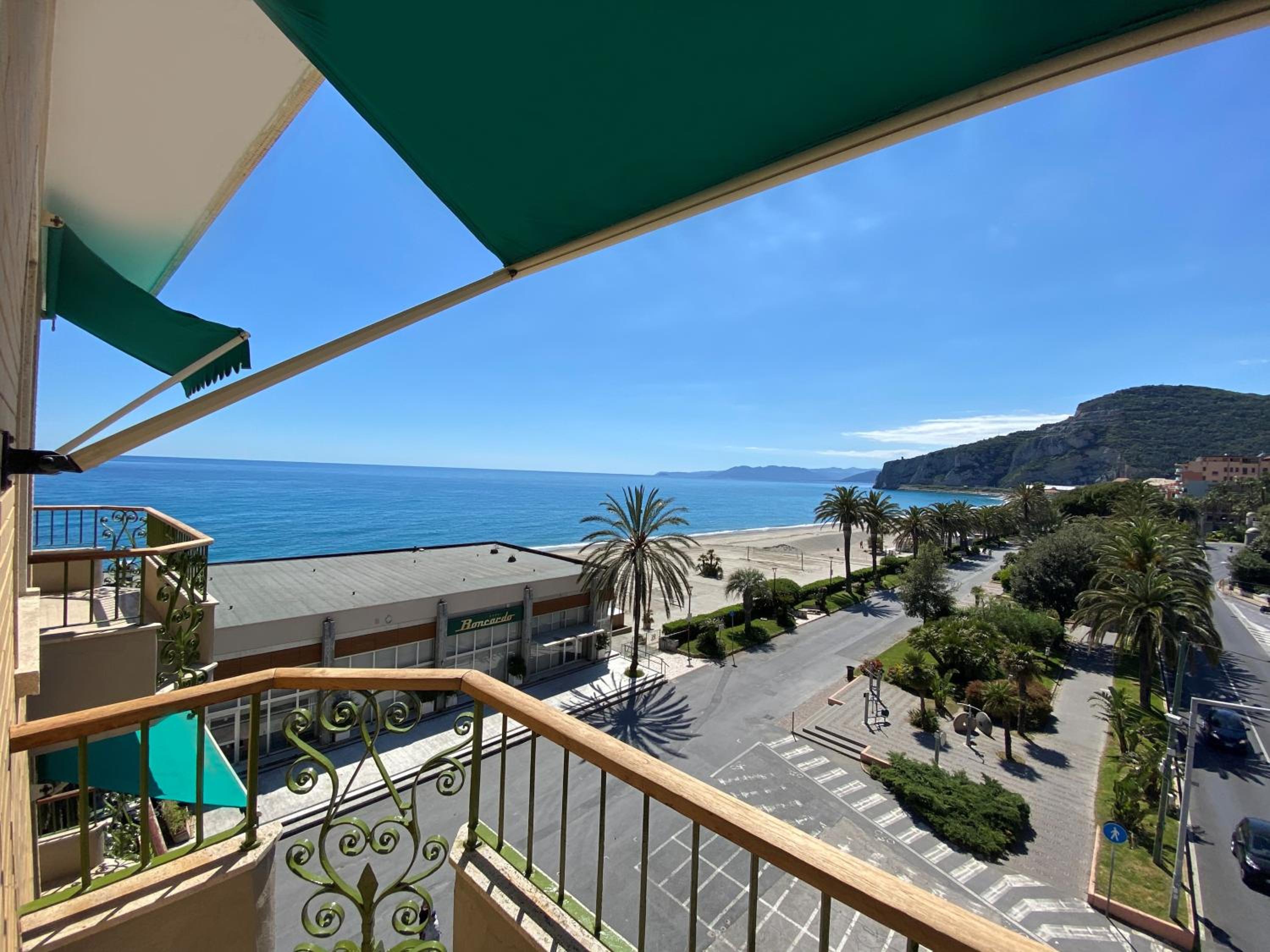 Triple Room with Balcony and Lateral Sea View photo 2