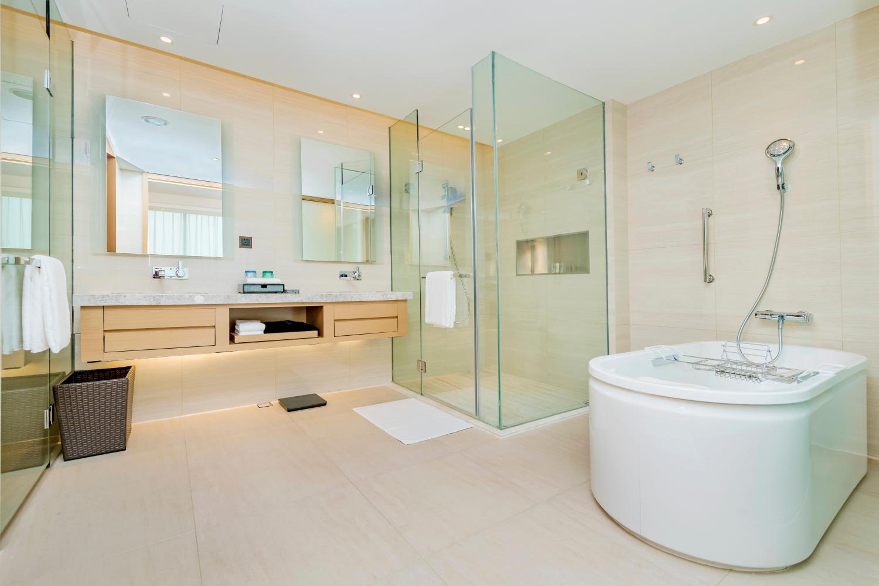 One-Bedroom King Suite with Lake View photo 2