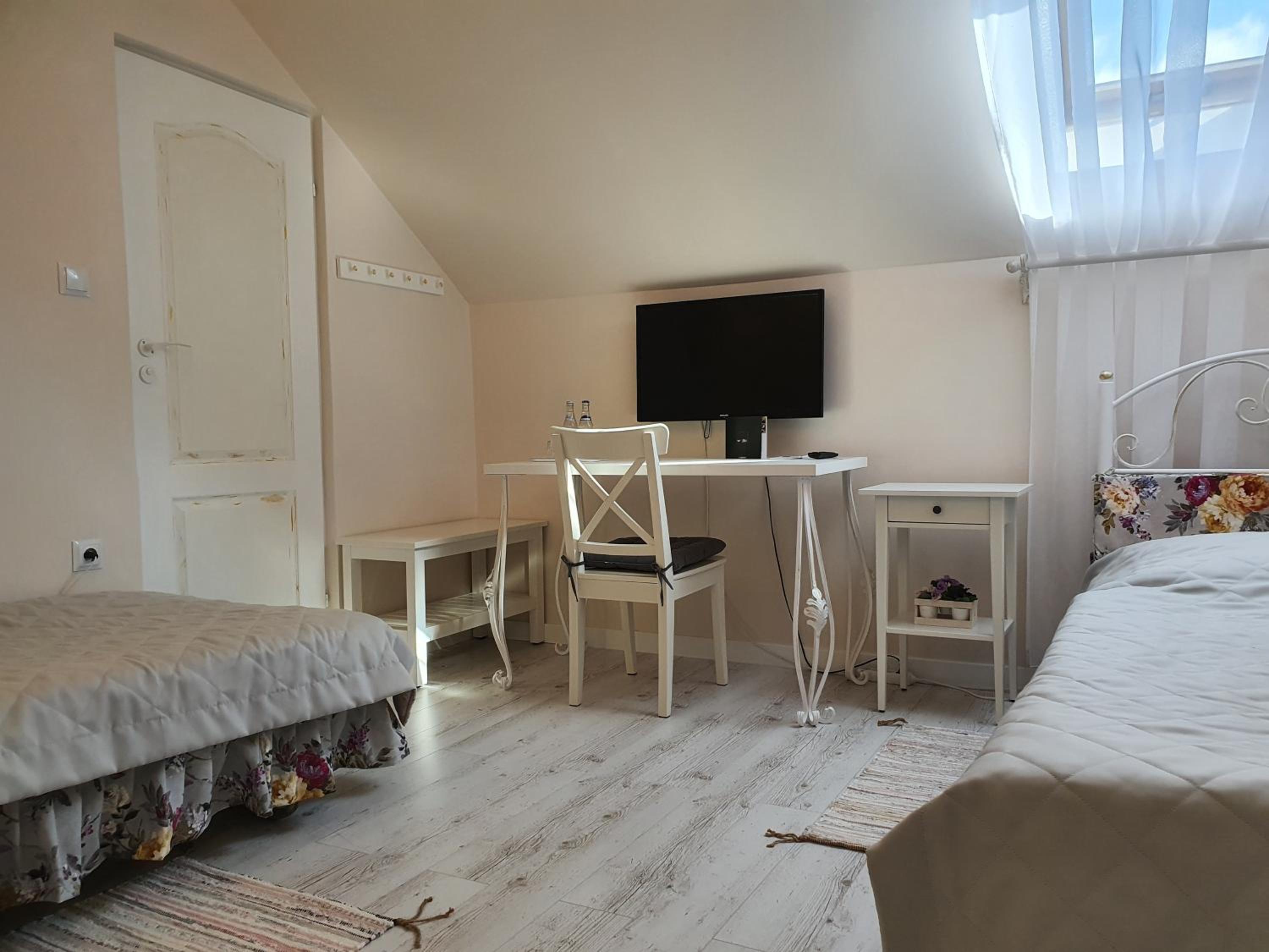Twin Room - Photo 5