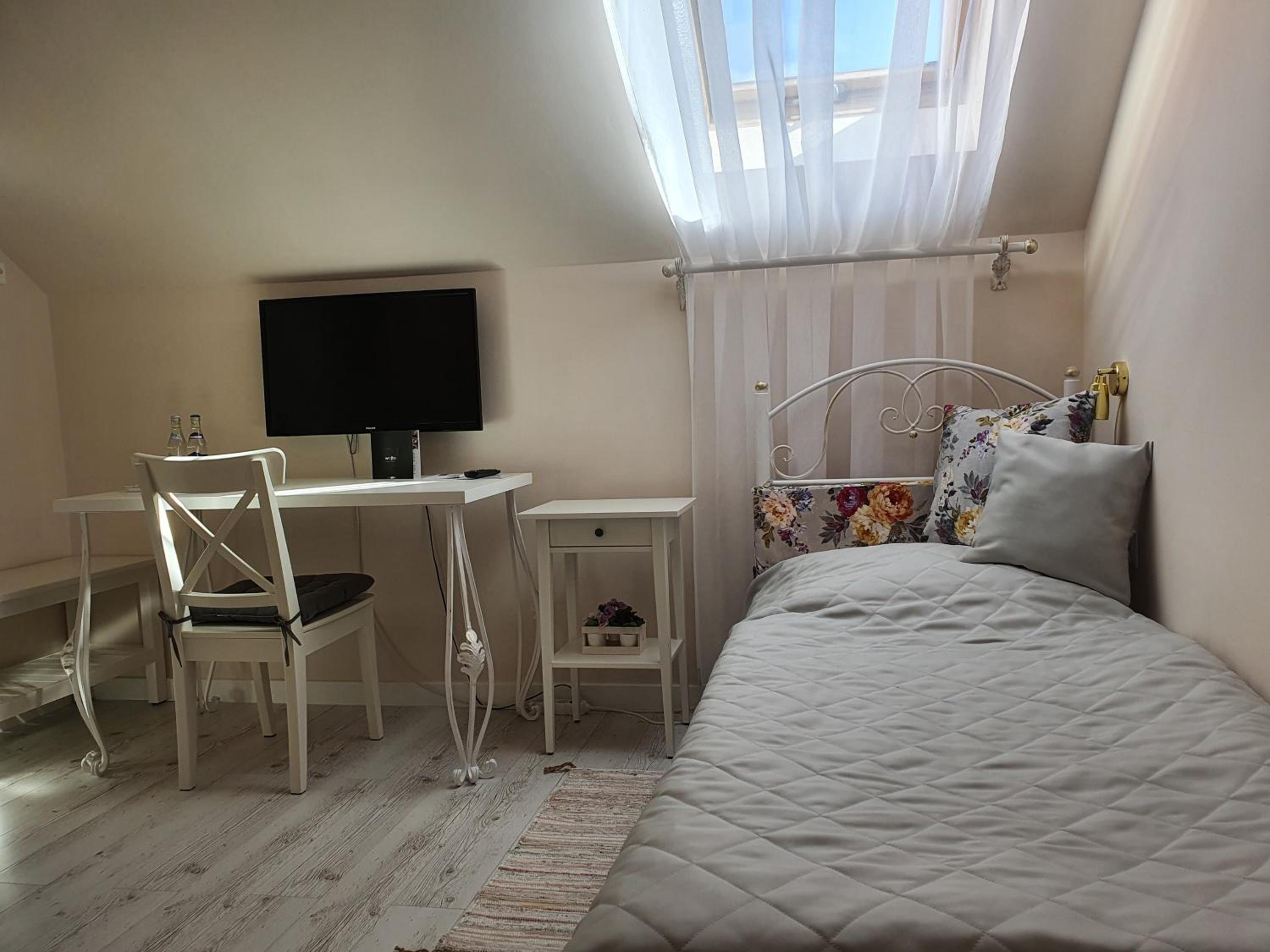 Twin Room - Photo 6