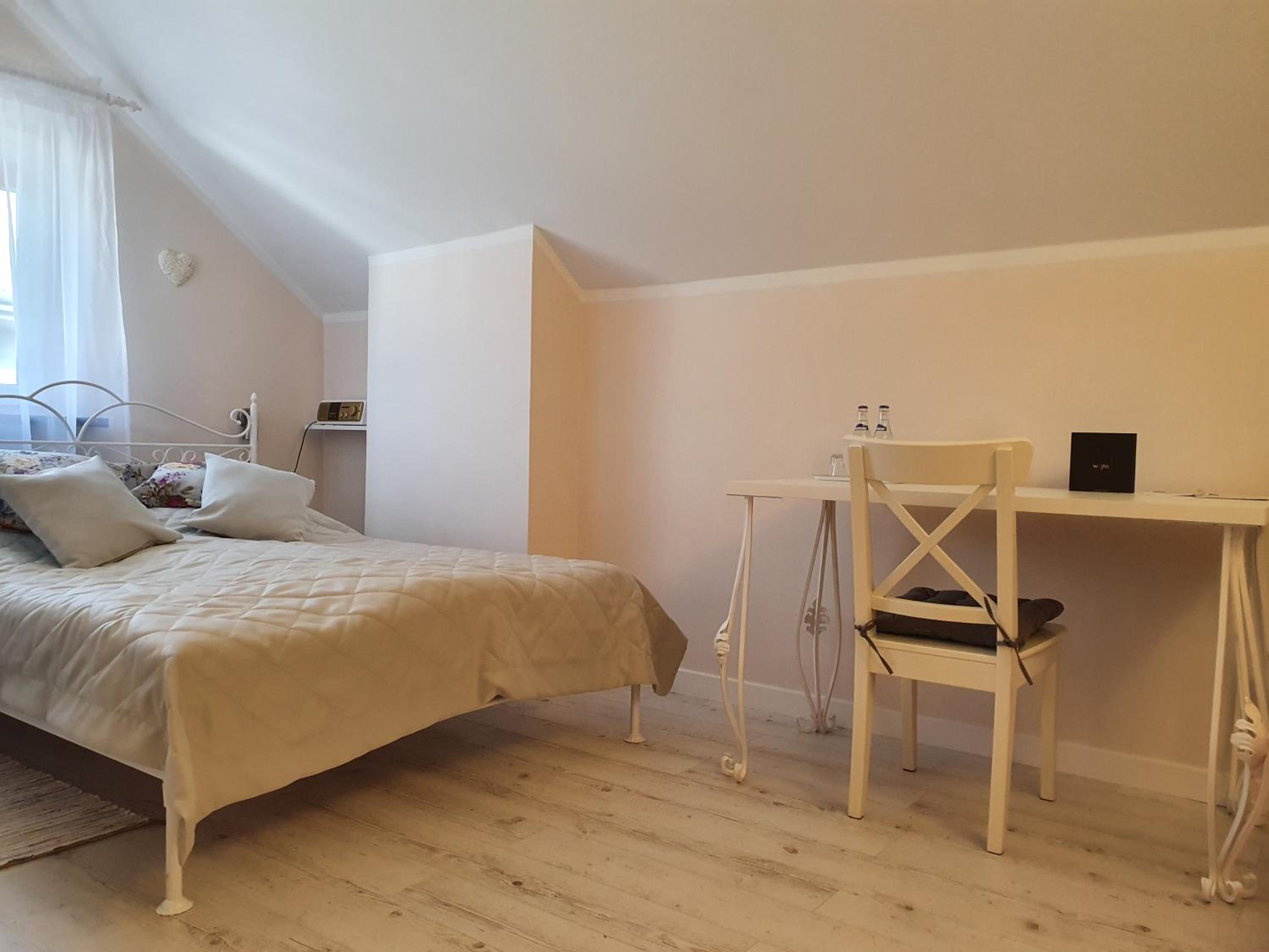 Double Room - Photo 7