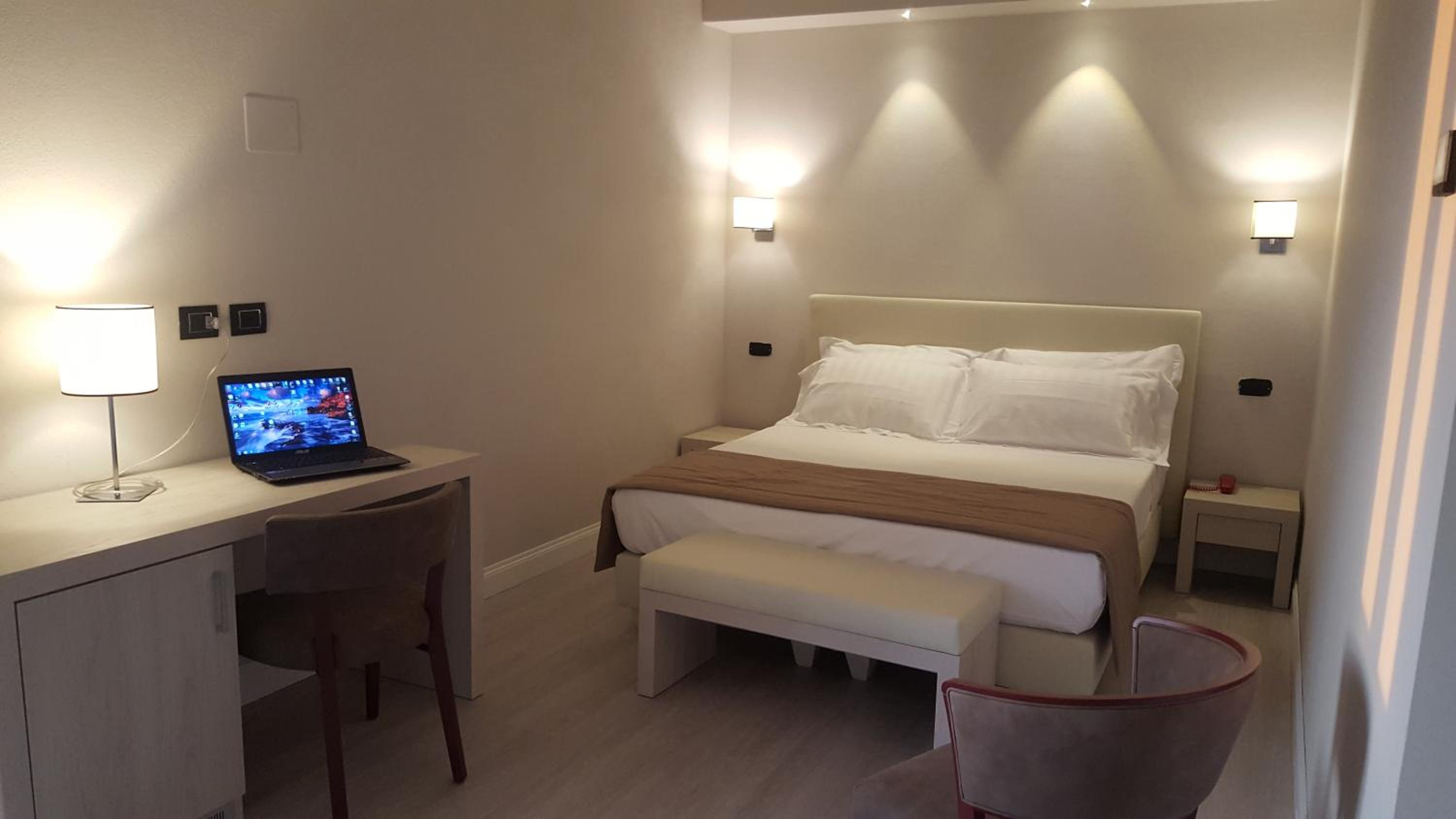 Deluxe Double Room - Photo 12