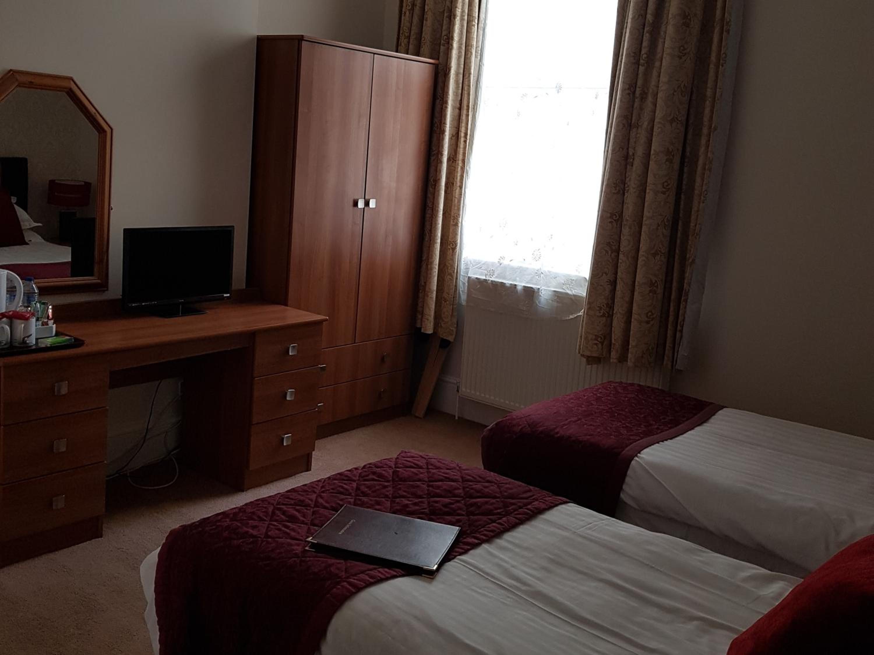 Twin Room with Private Bathroom photo 2