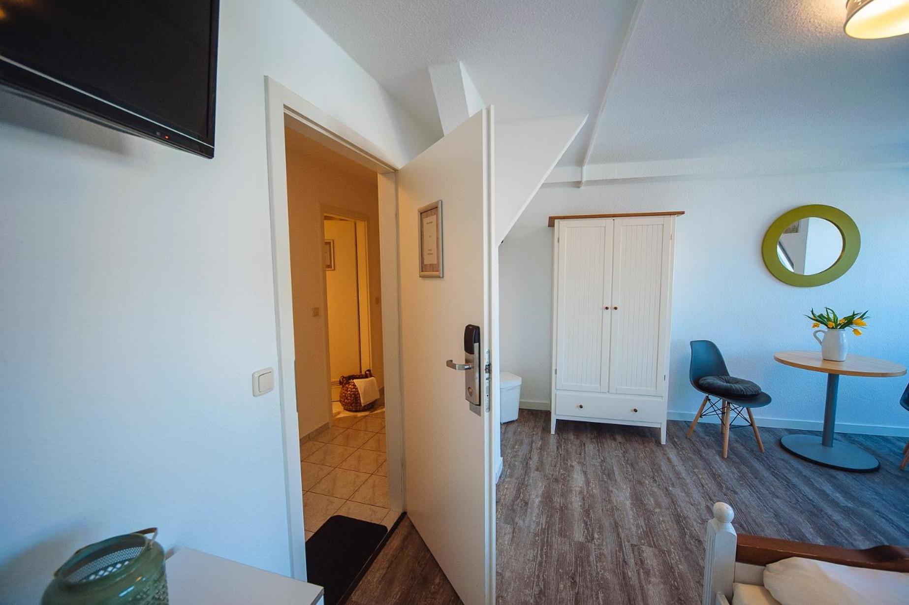Double Room with Private External Bathroom - Photo 7