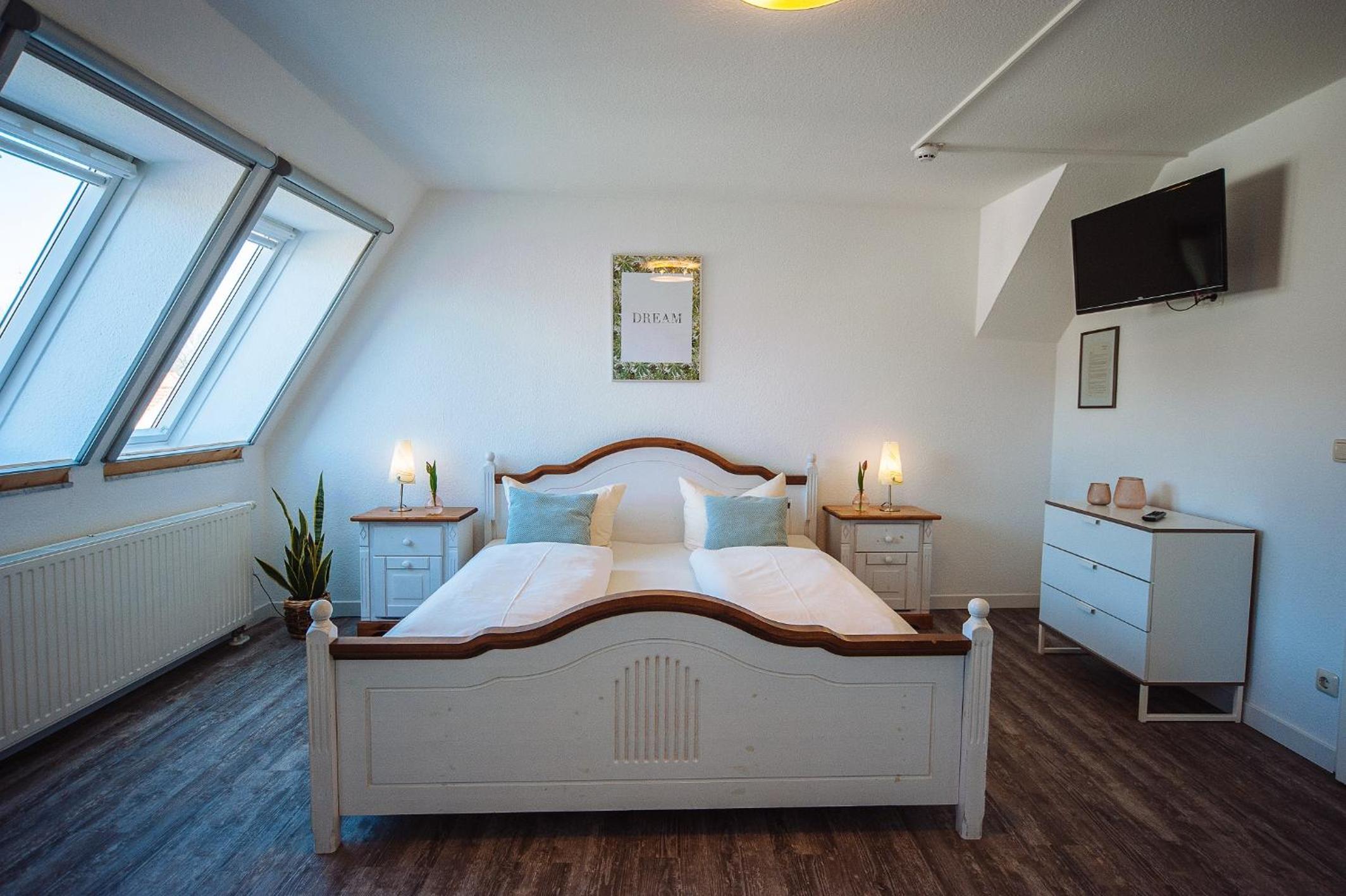Double Room with Private External Bathroom - Photo 1