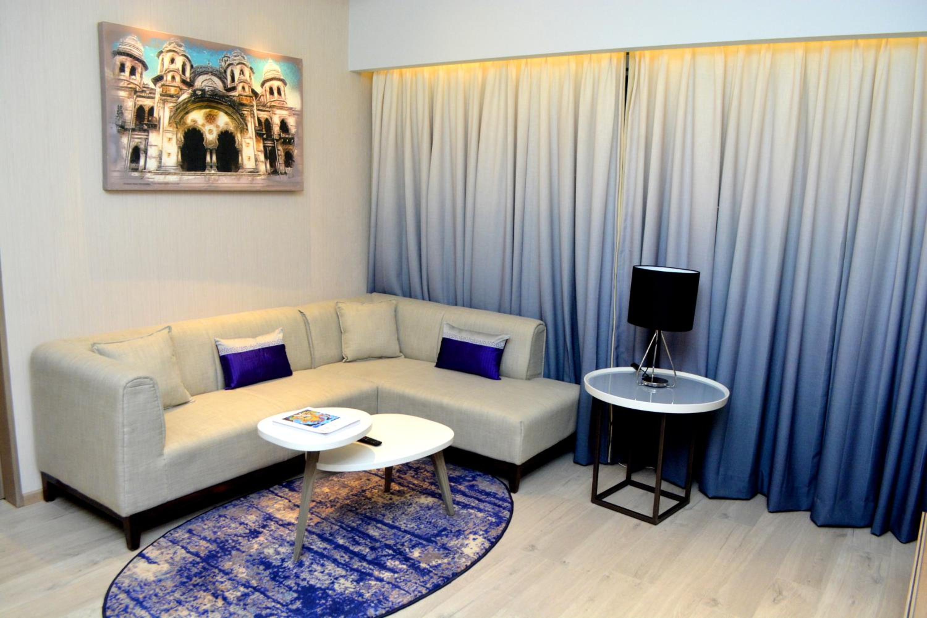 Vivanta Suite City View King Bed - Complimentary 01 way Airport transfer - Photo 4