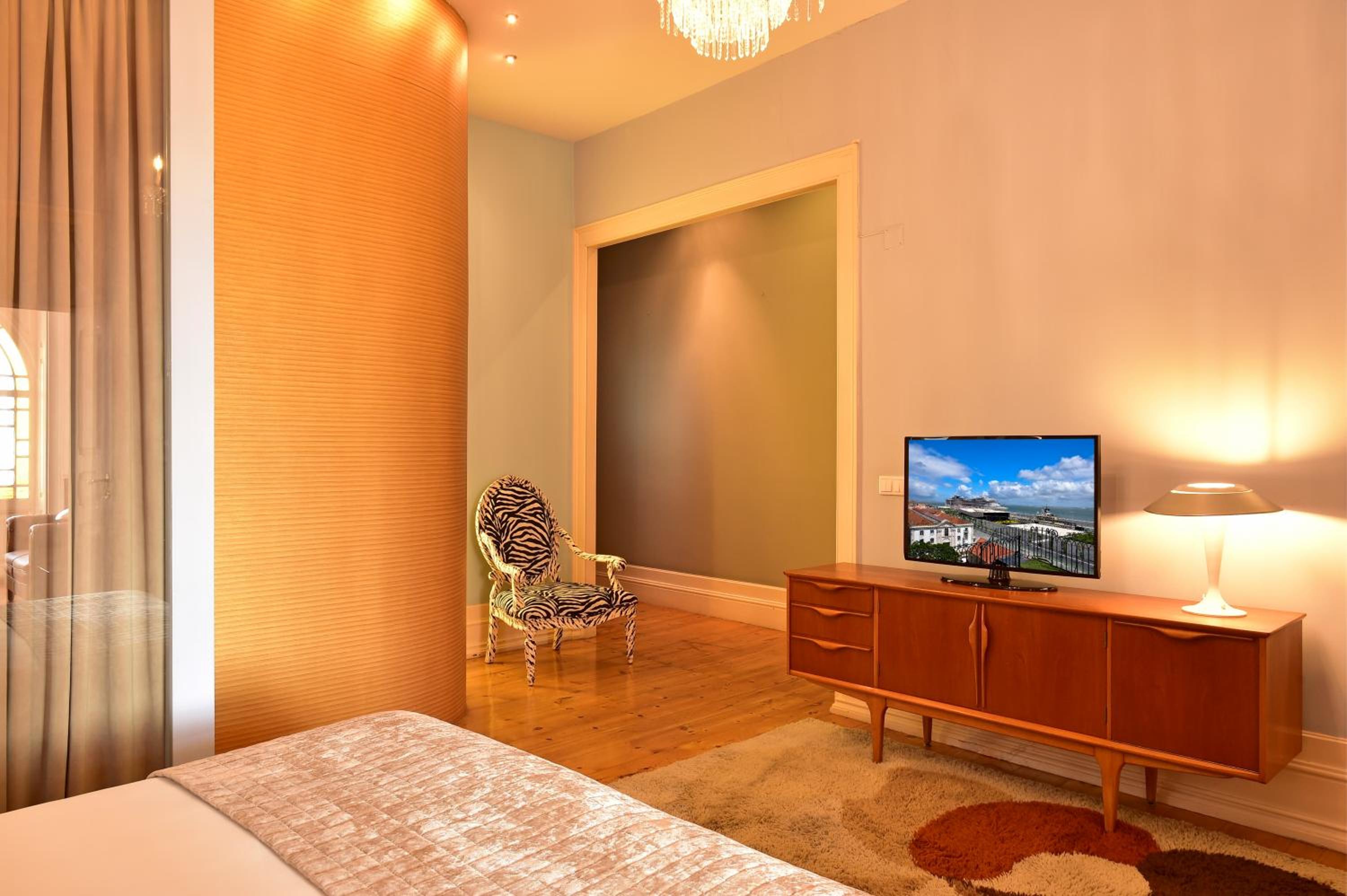 Deluxe Suite with River View - Photo 3