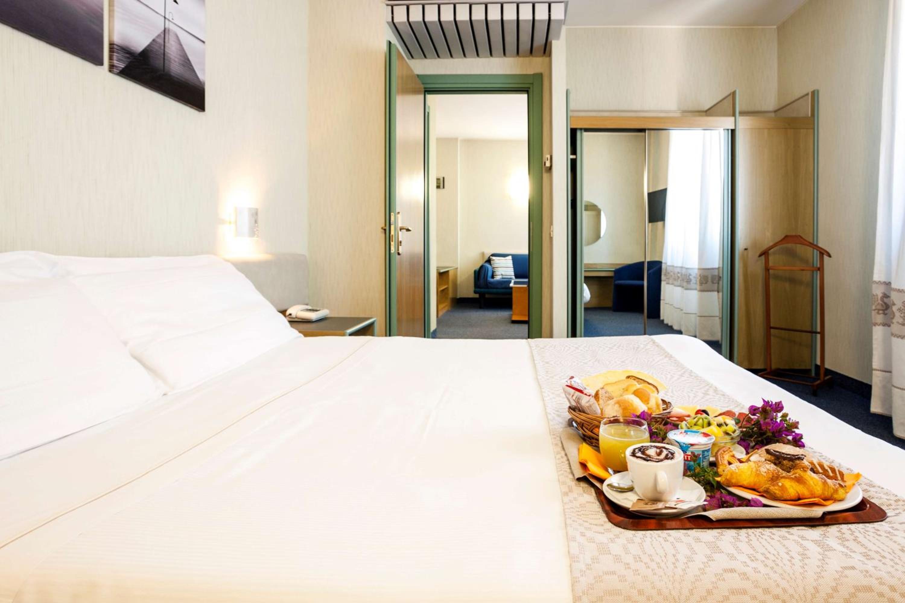Quadruple Room with 1 Queen and 2 Single Beds - Photo 1