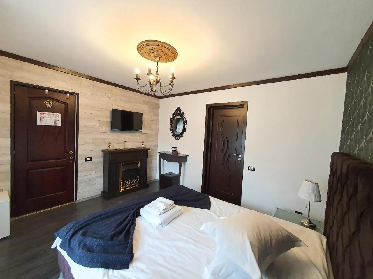 Deluxe Queen Room - Photo 1