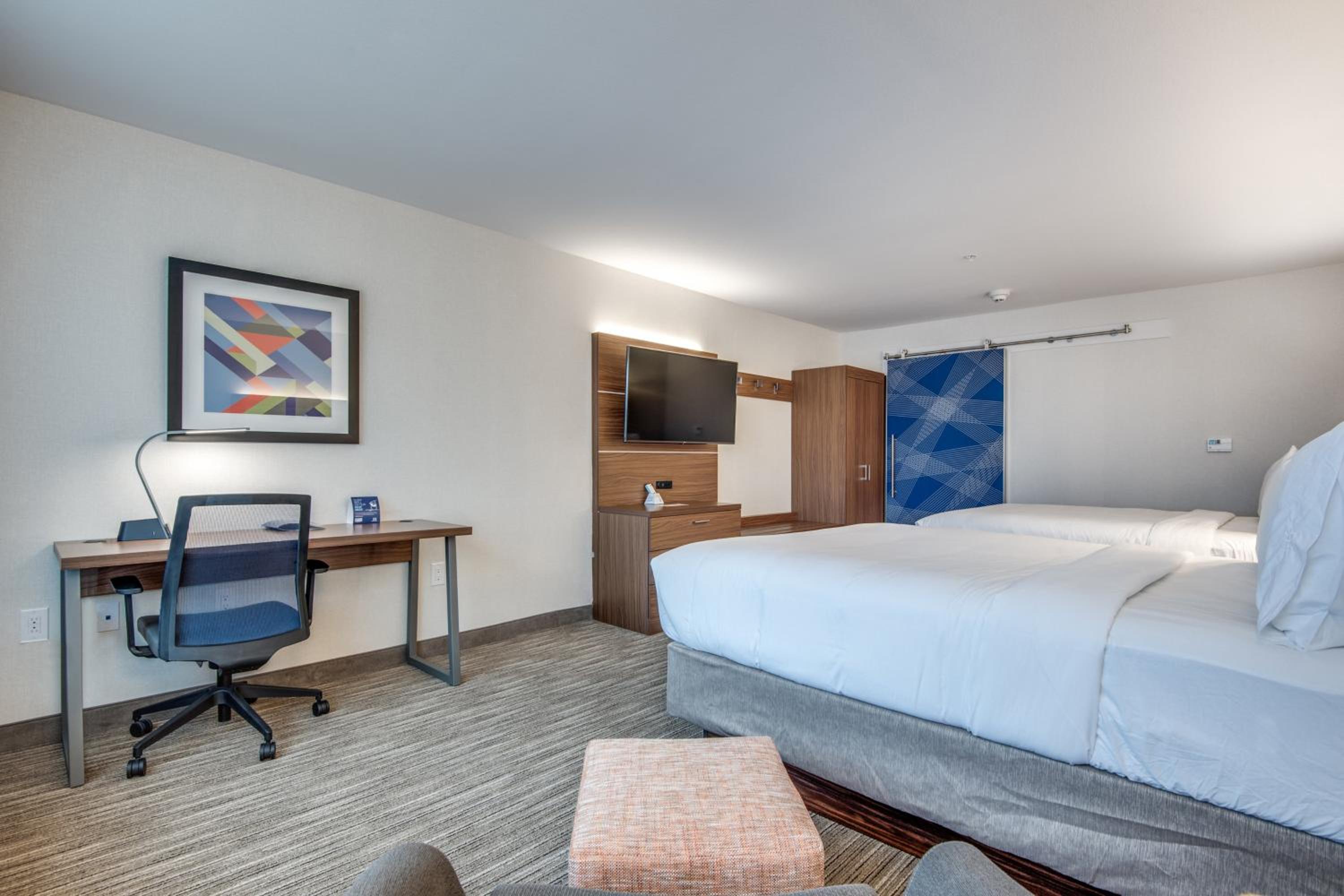 Standard King Room with Mobility Accessible Roll-In Shower photo 3