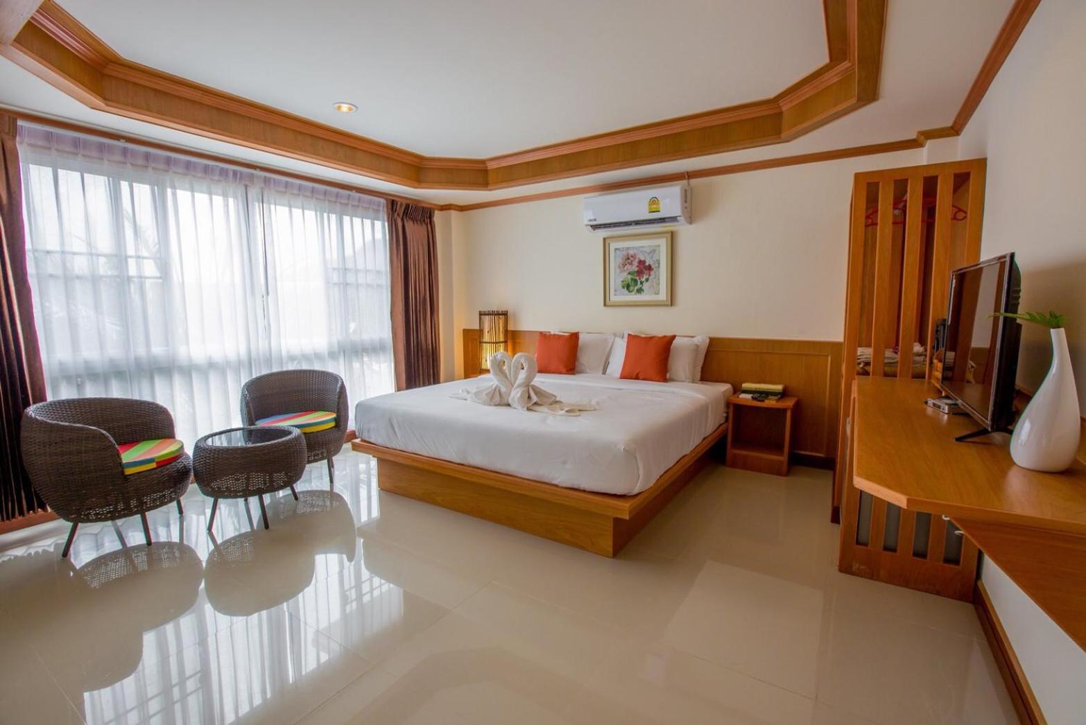Deluxe King Room - Photo 24