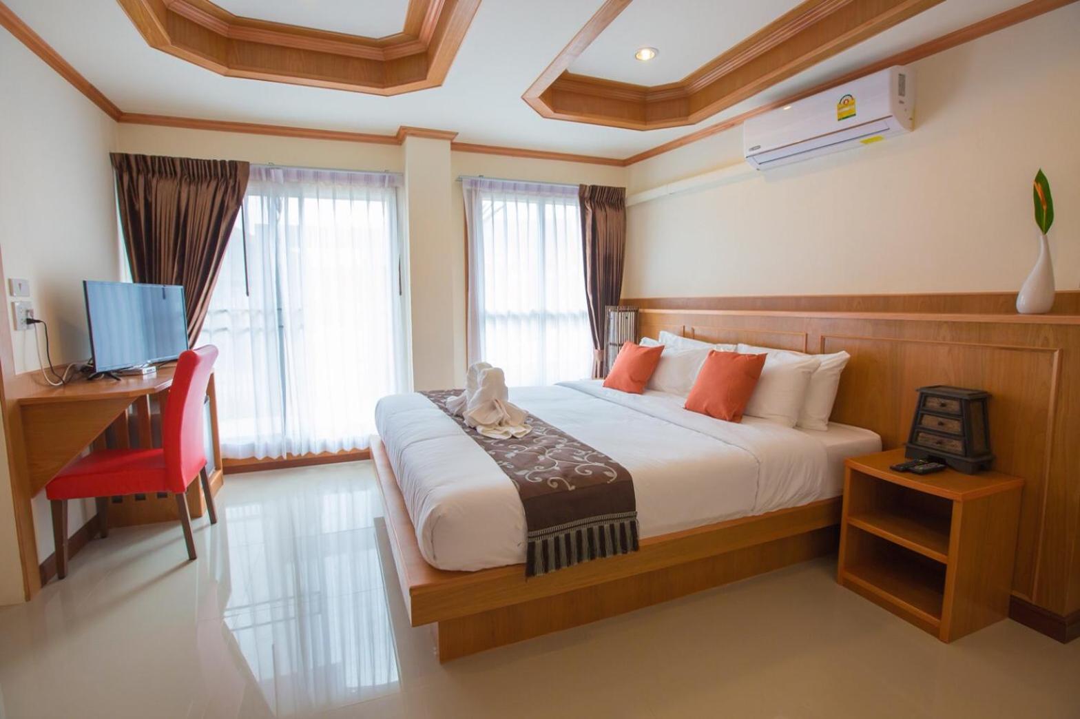 Deluxe King Room - Photo 23