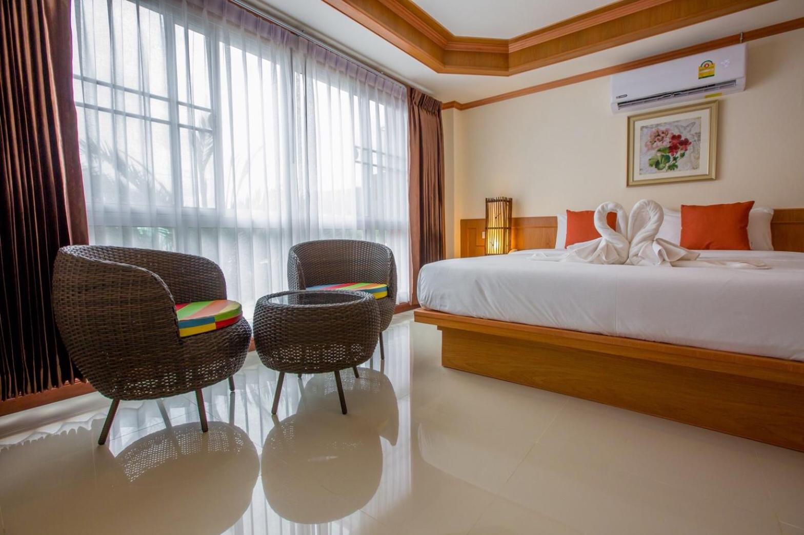 Deluxe King Room - Photo 18