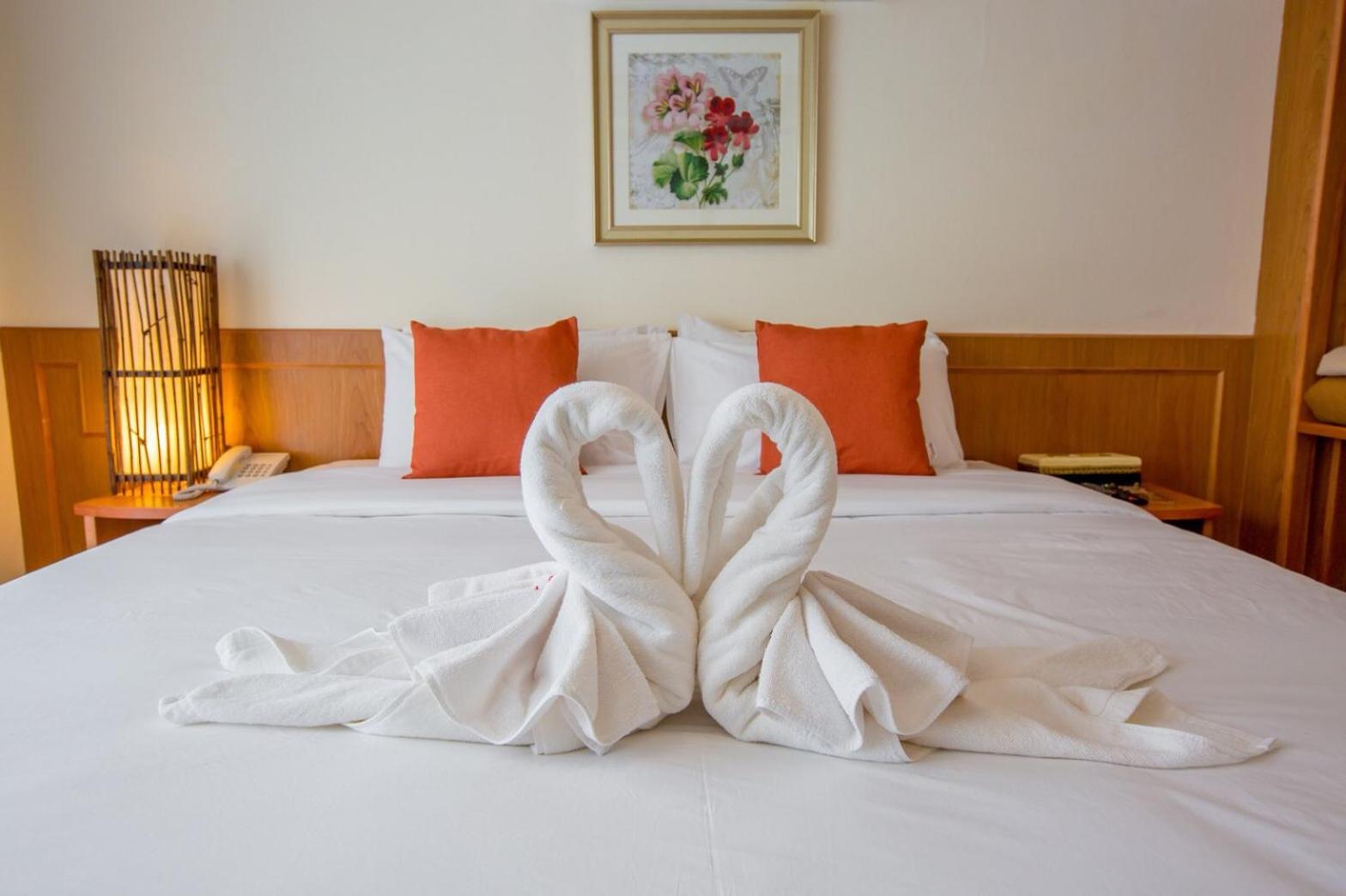 Deluxe King Room - Photo 9