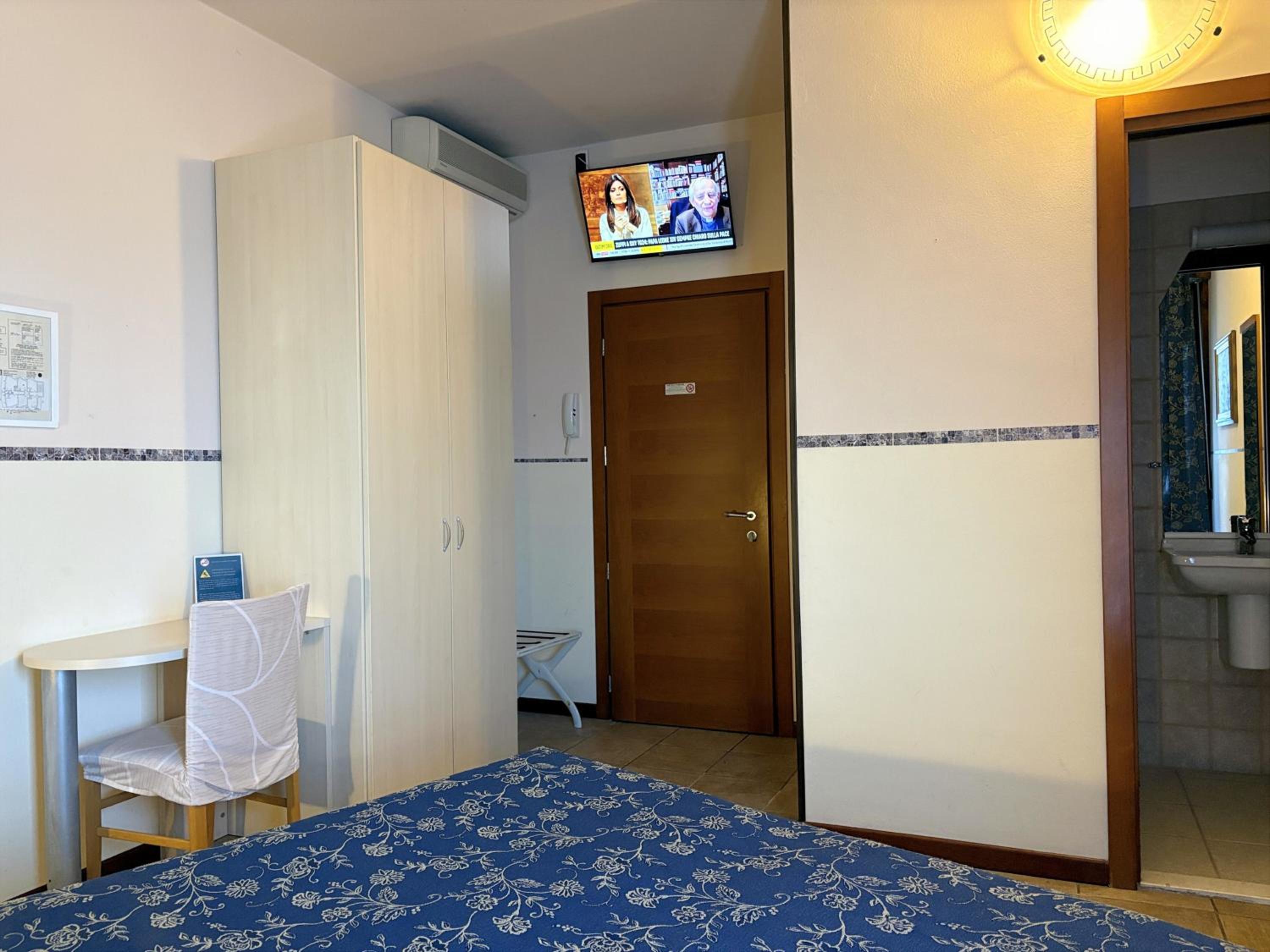 Economy Double Room photo 3
