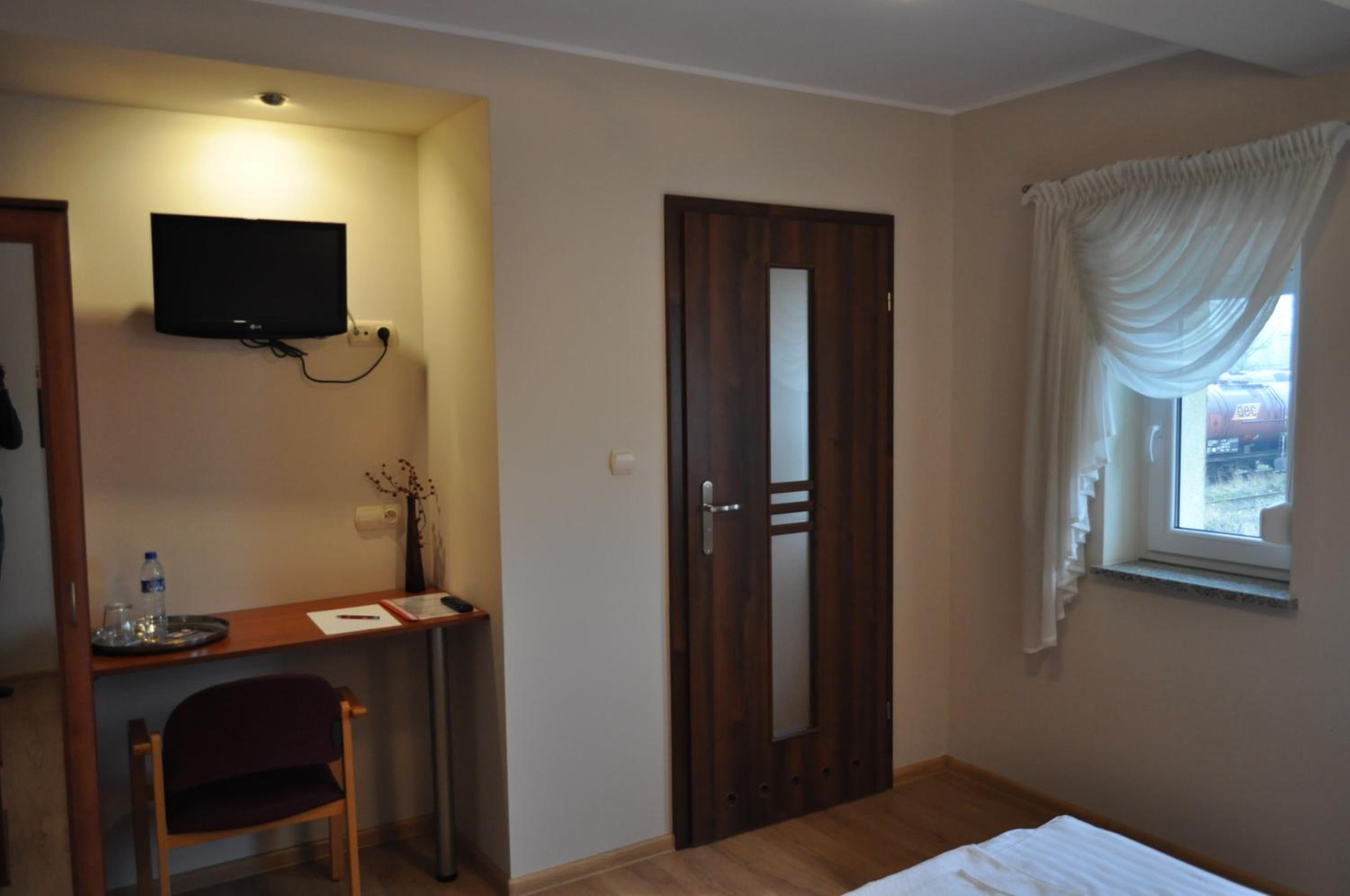 Economy Twin Room photo 2