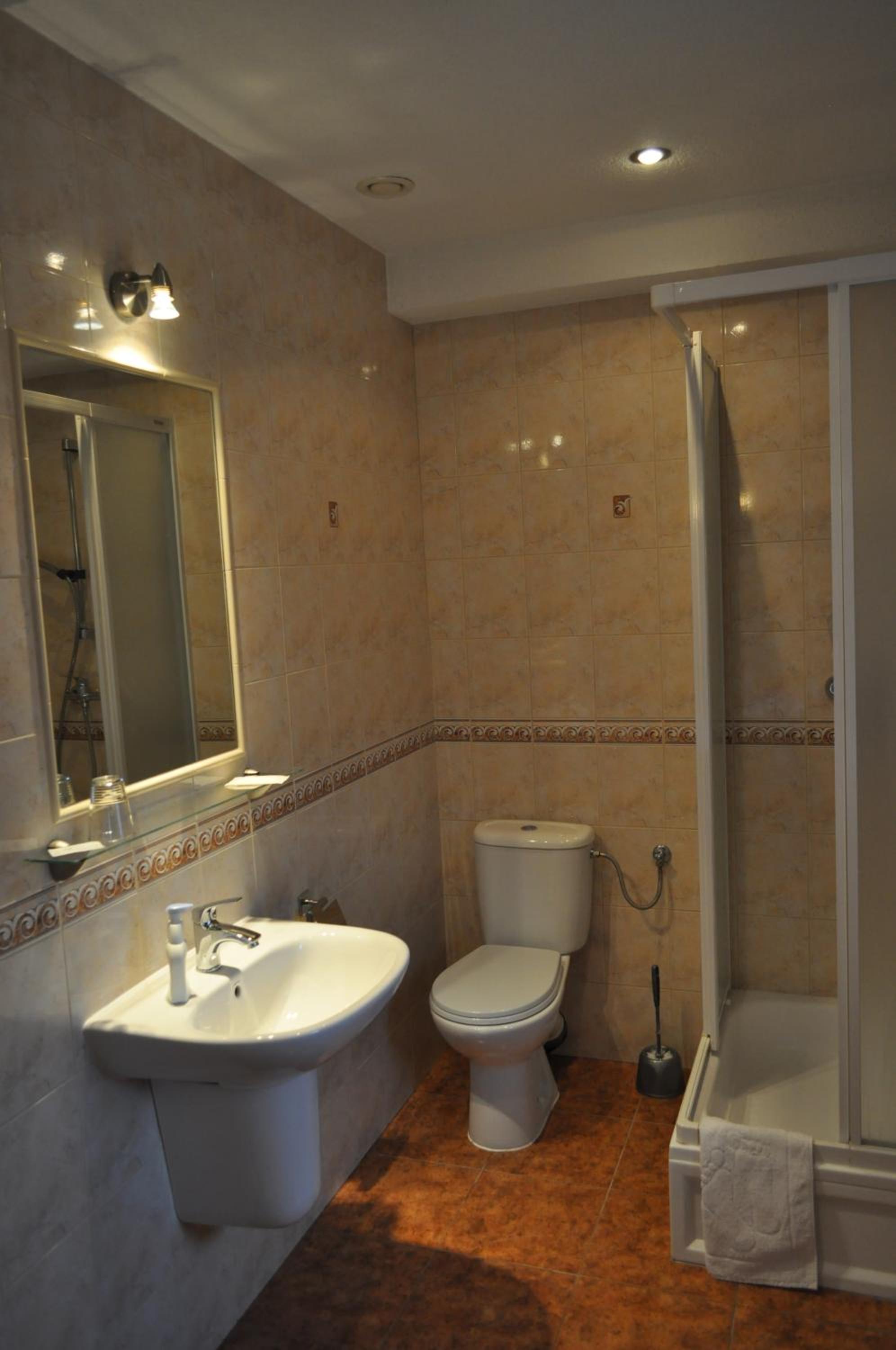 Economy Triple Room - Photo 3