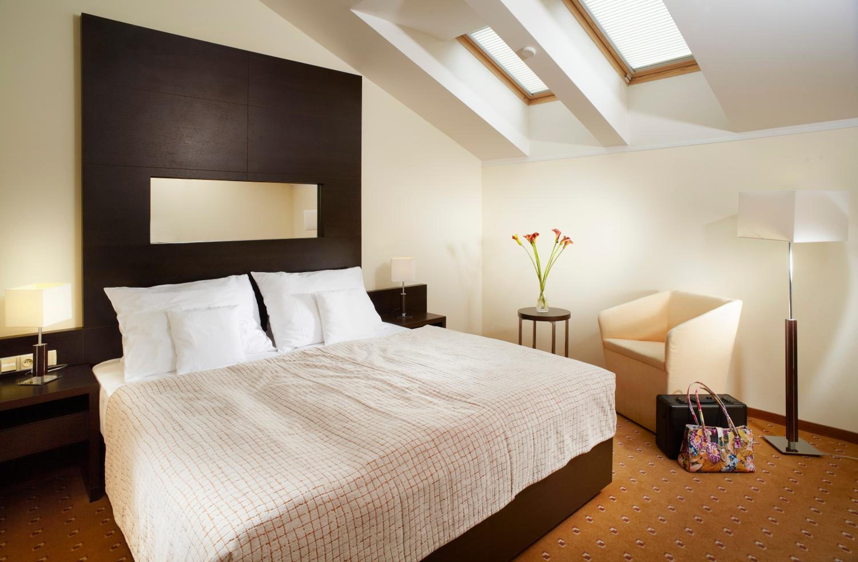 Available room thumbnail 5