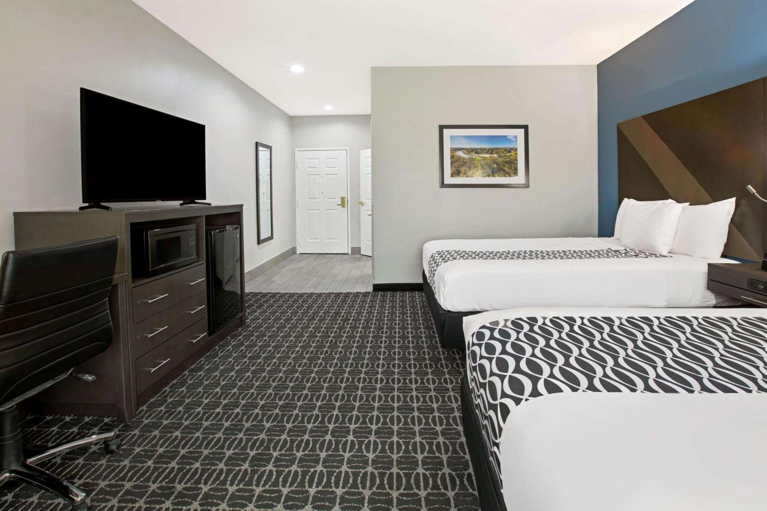 Queen Room with Two Queen Beds and Mobility/Hearing Access - Non-Smoking - Photo 2