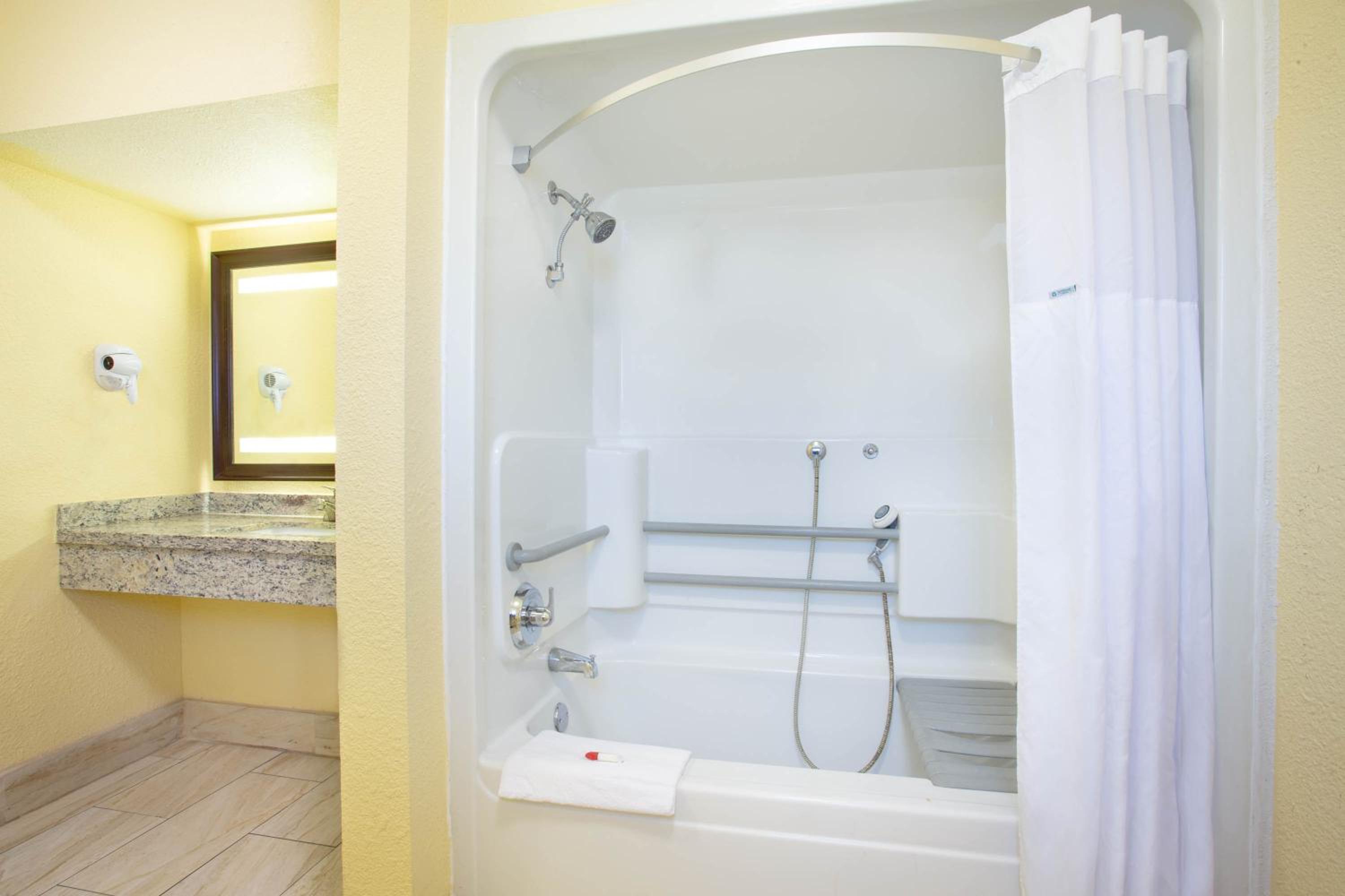King Room - Mobility Accessible/Non-Smoking - Photo 4