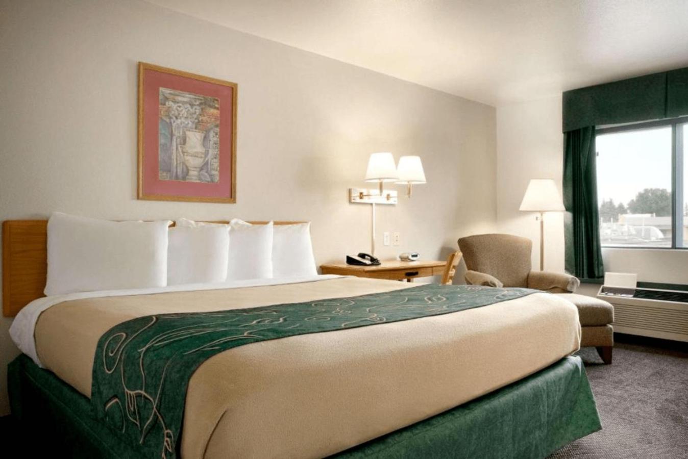 Queen Room - Non-Smoking - Photo 1