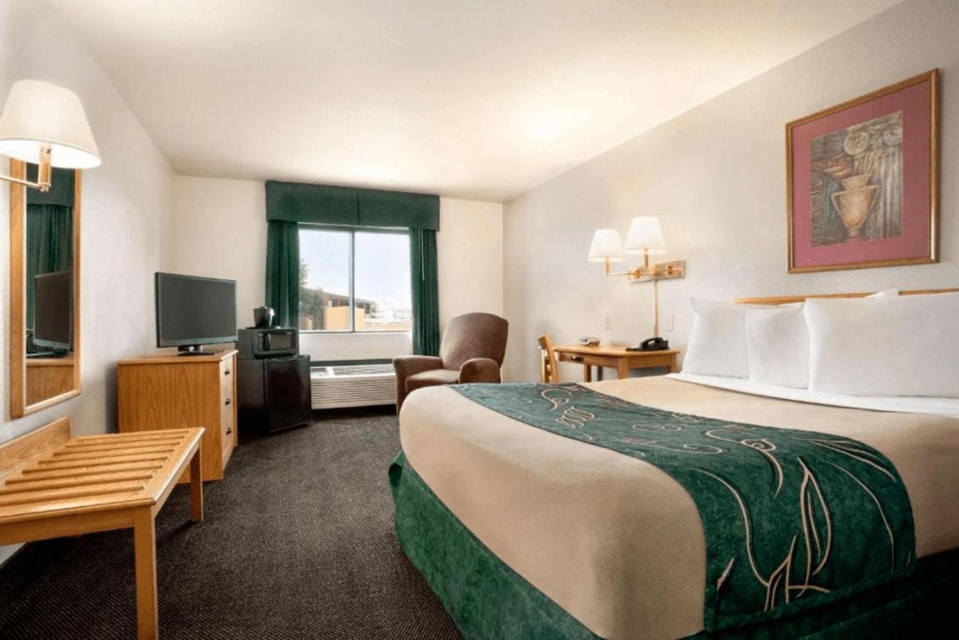 Queen Room - Non-Smoking - Photo 4